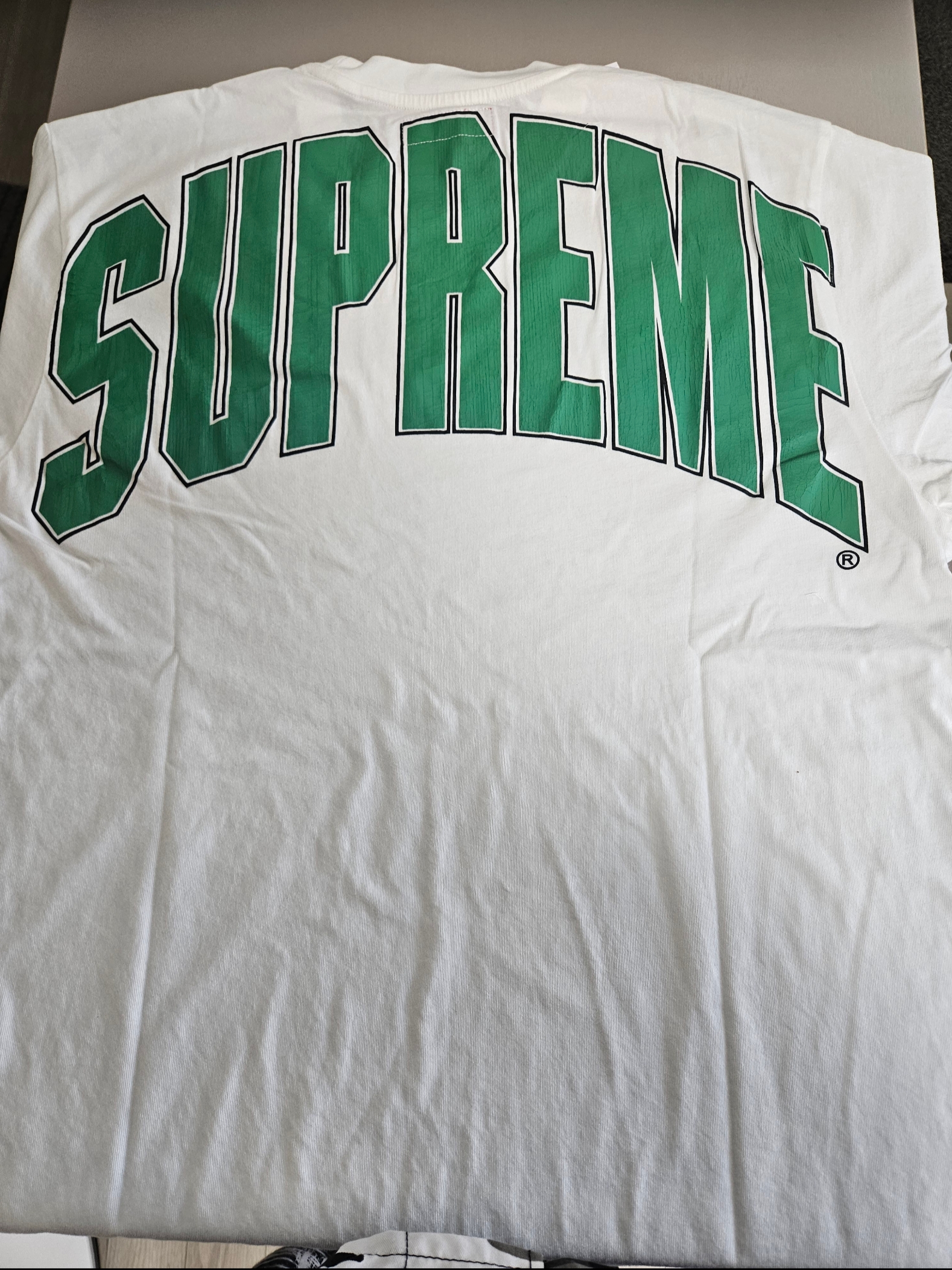 Supreme Cracked Back Arc S/S Top White - 24FW 착용 스타일 - 4
