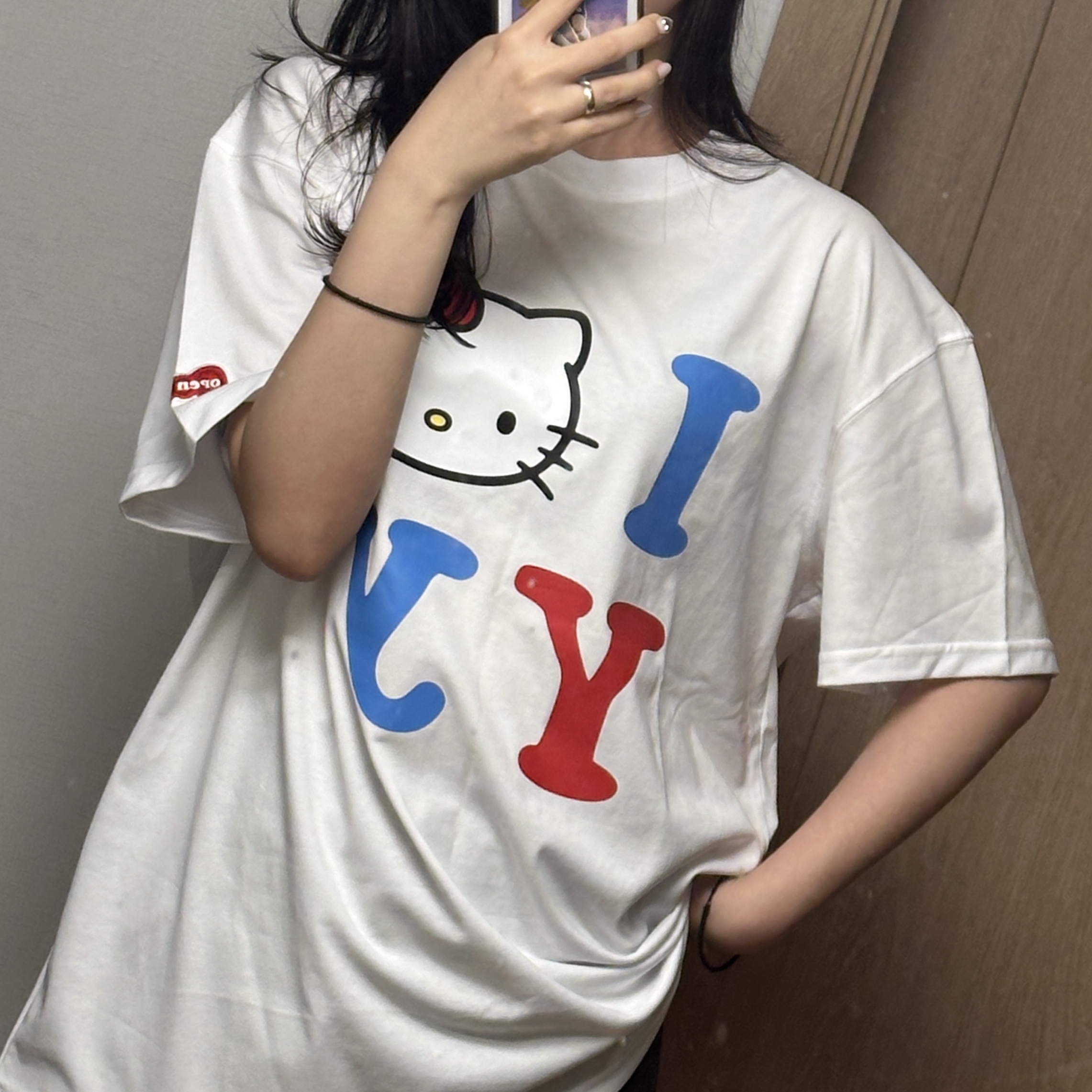 Open Yy x Hello Kitty T-Shirt White 착용 스타일 - 2