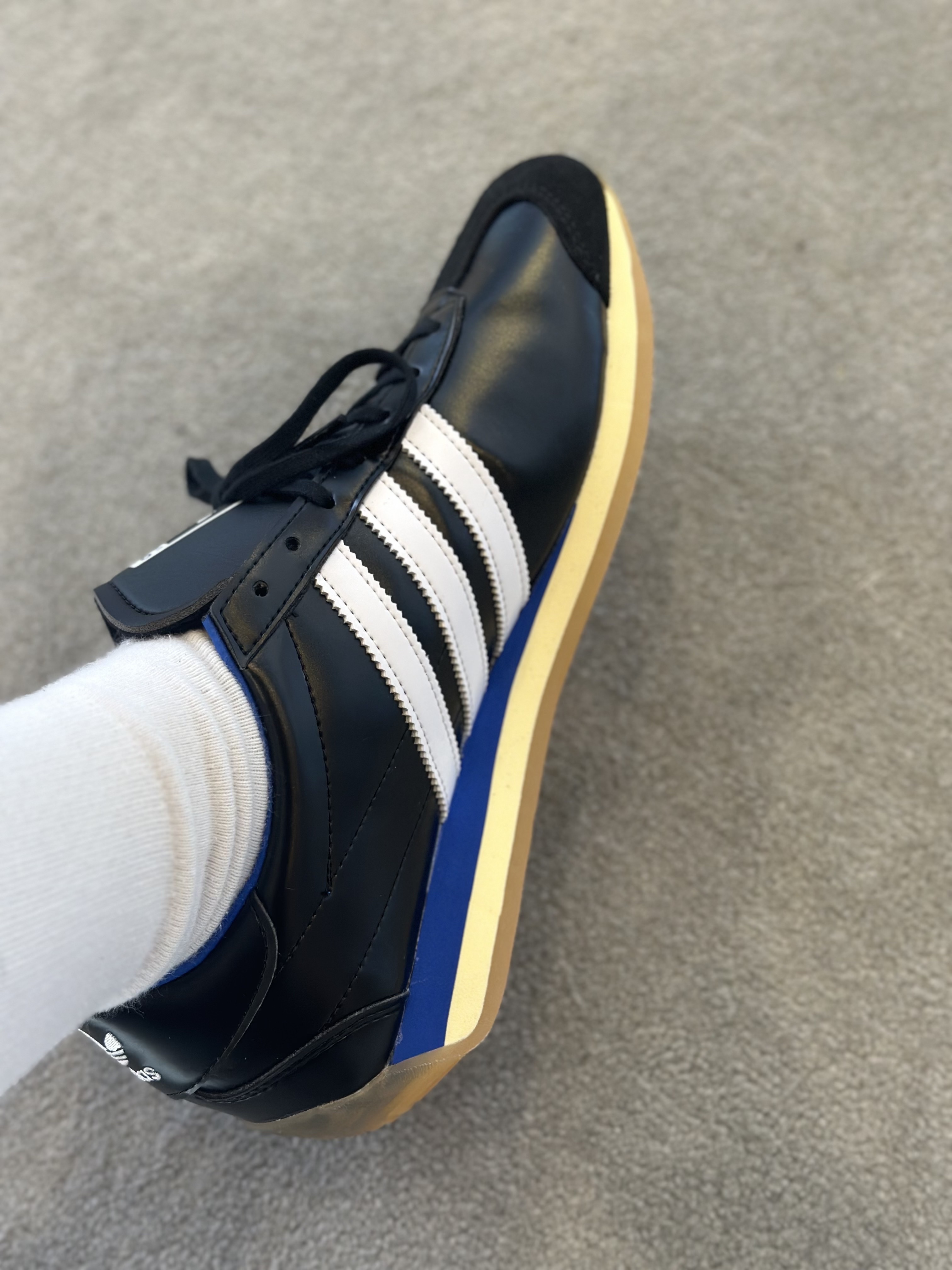 Adidas x Yeseyesee Country OG Core Black Cloud White 착용 스타일 - 6
