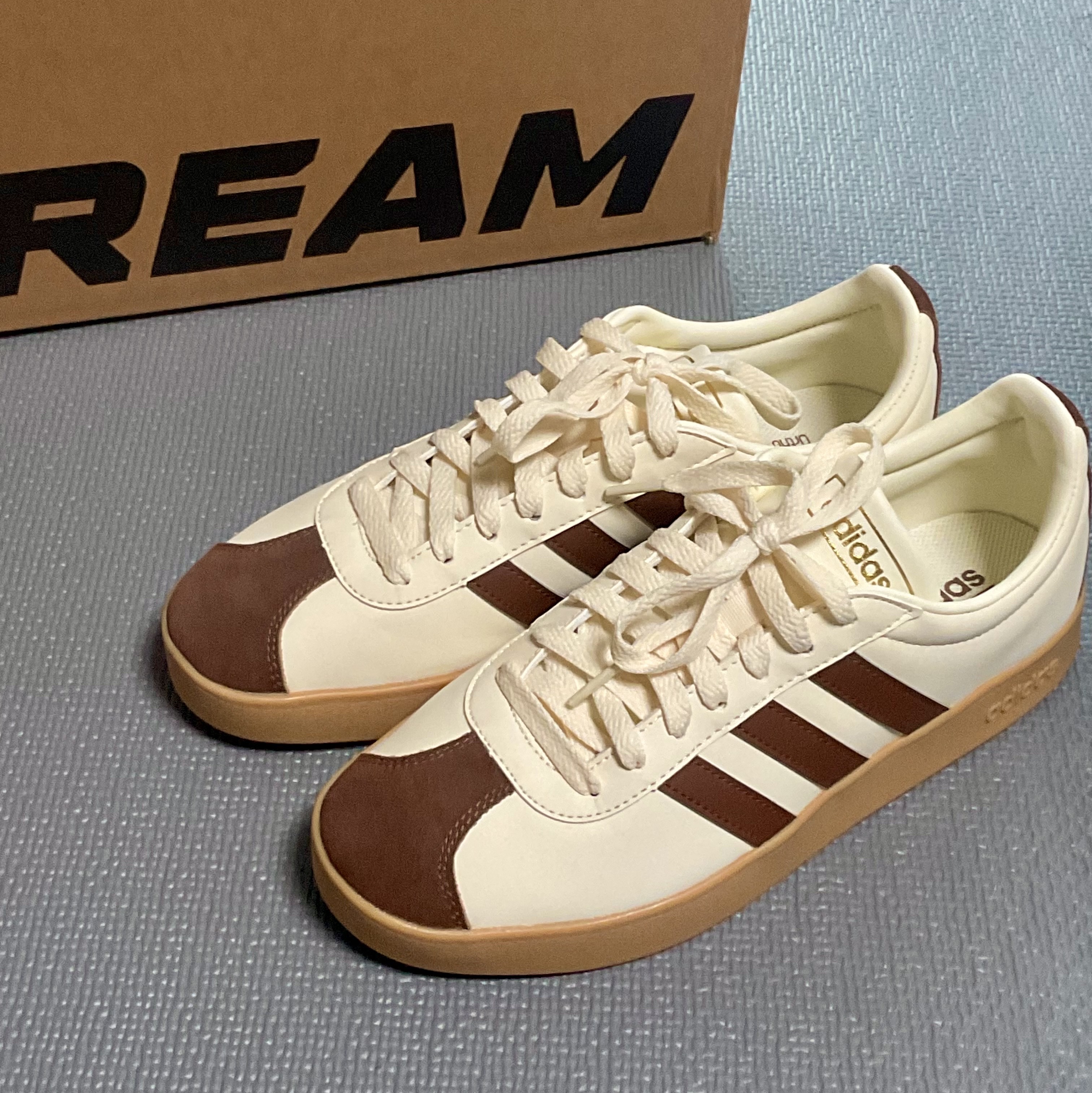 Adidas VL Court 2.0 Cream Brown 착용 스타일