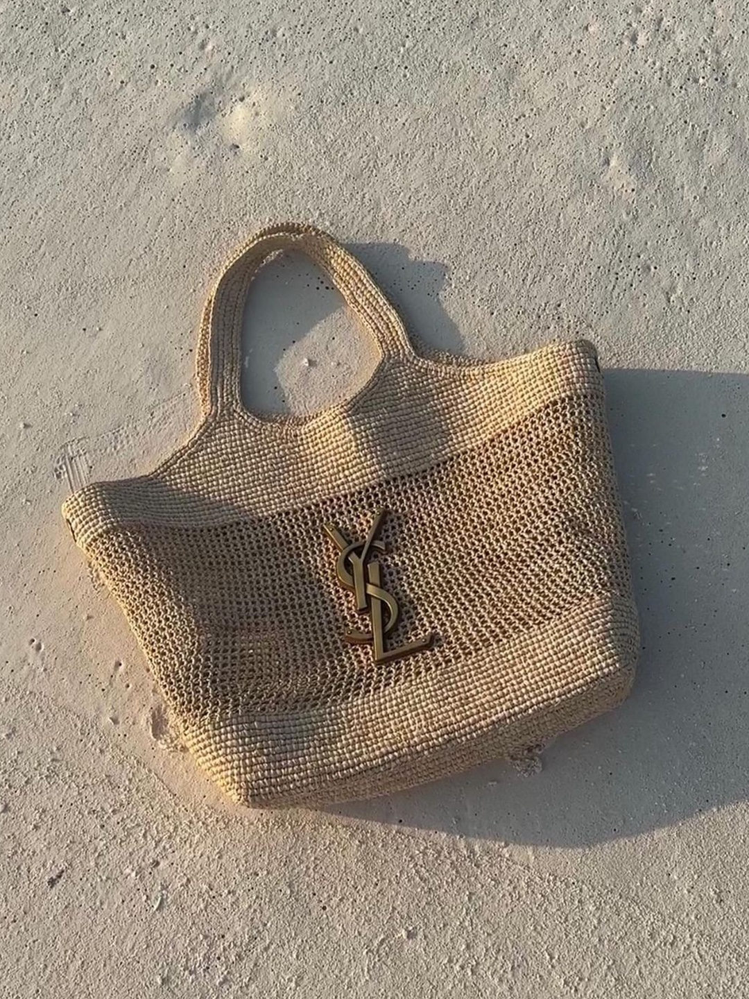 Saint Laurent Panier Small Bag in Crochet Raffia and Smooth Leather Naturel, Saint Laurent Panier Small Bag in Raffia Naturel 착용 스타일 - 5