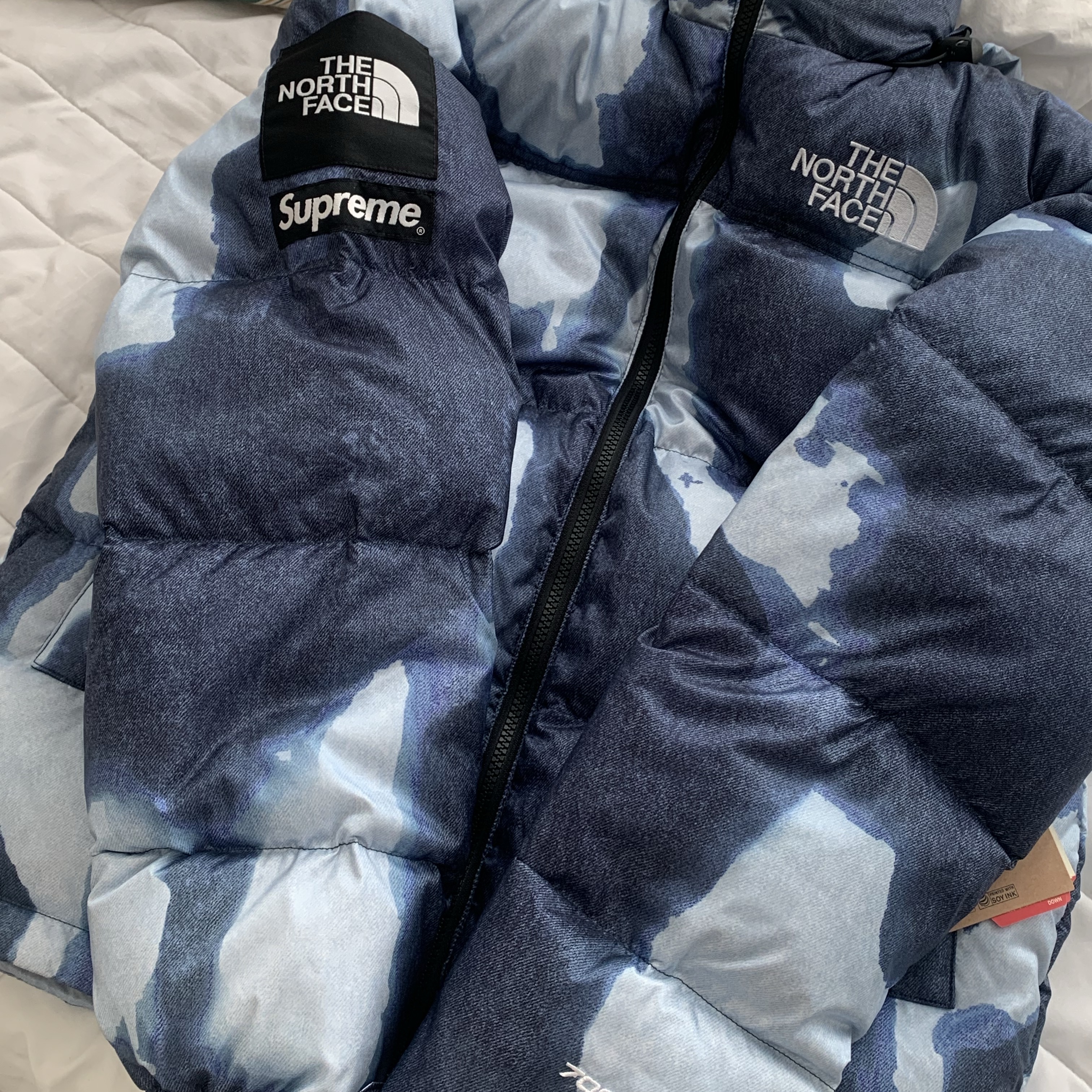 Supreme x The North Face Bleached Denim Print Nuptse Jacket Indigo - 21FW 착용 스타일