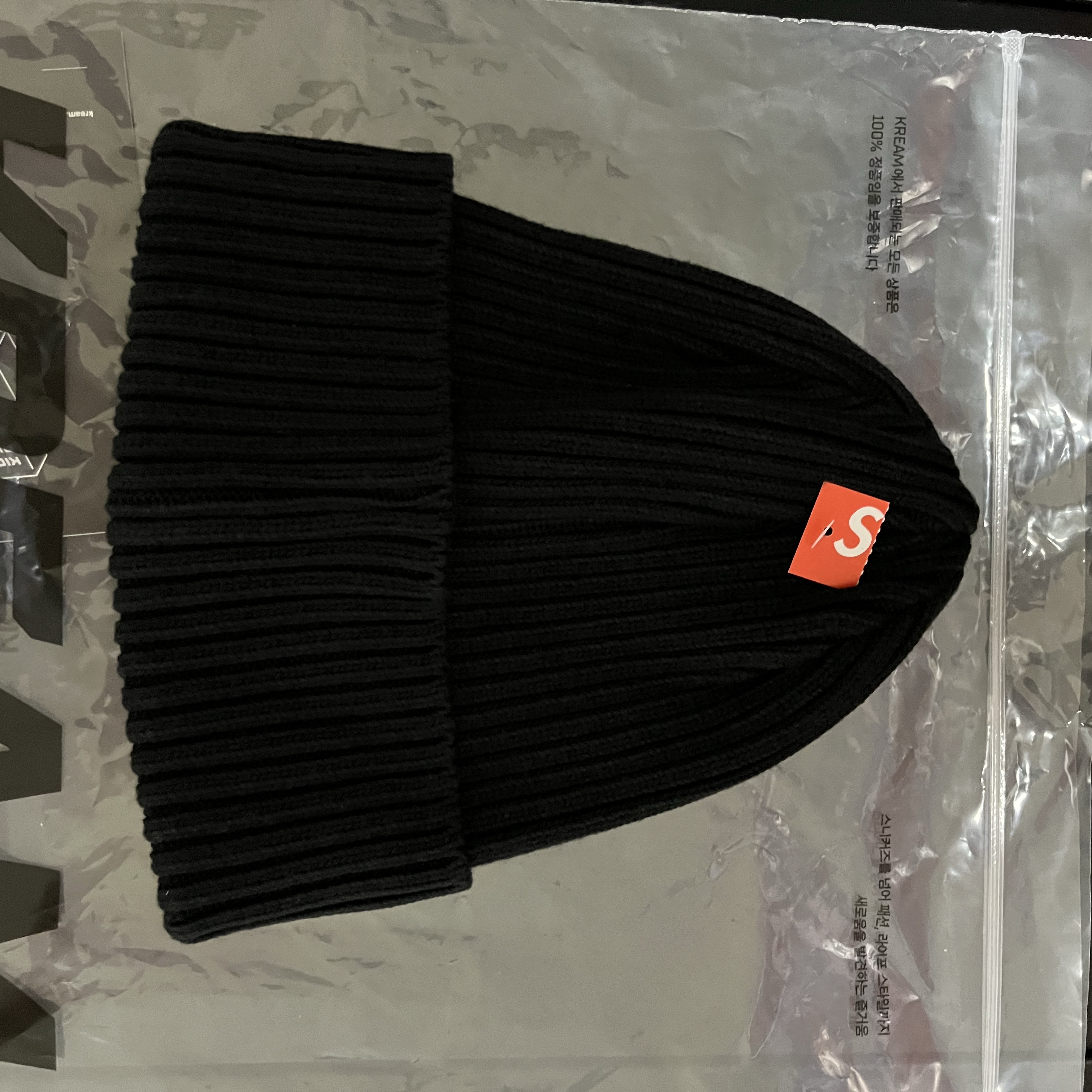 Supreme Overdyed Beanie Black 착용 스타일 - 2