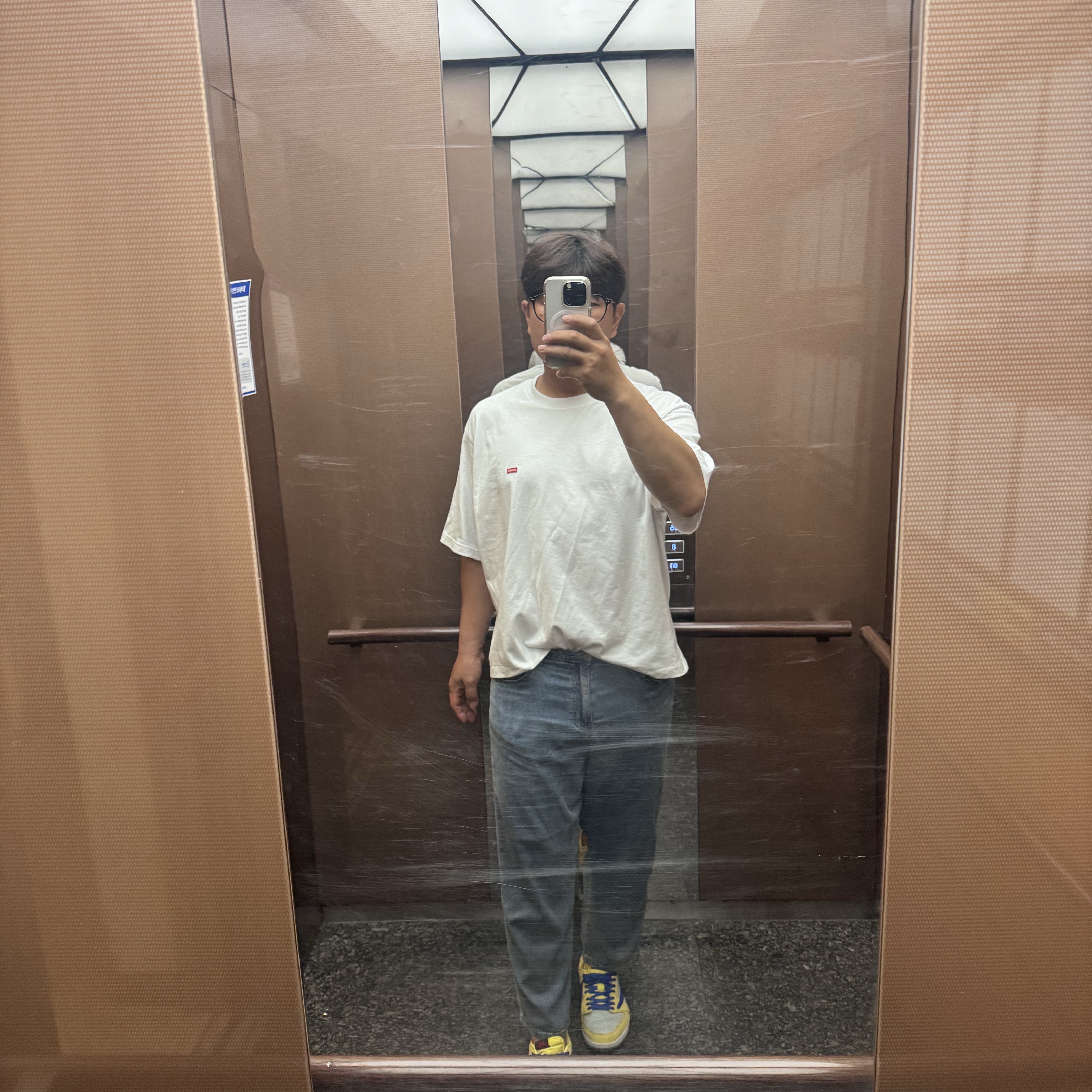 Supreme Small Box T-Shirt White - 24SS, (W) Jordan 1 x Travis Scott Retro Low OG SP Canary 착용 스타일