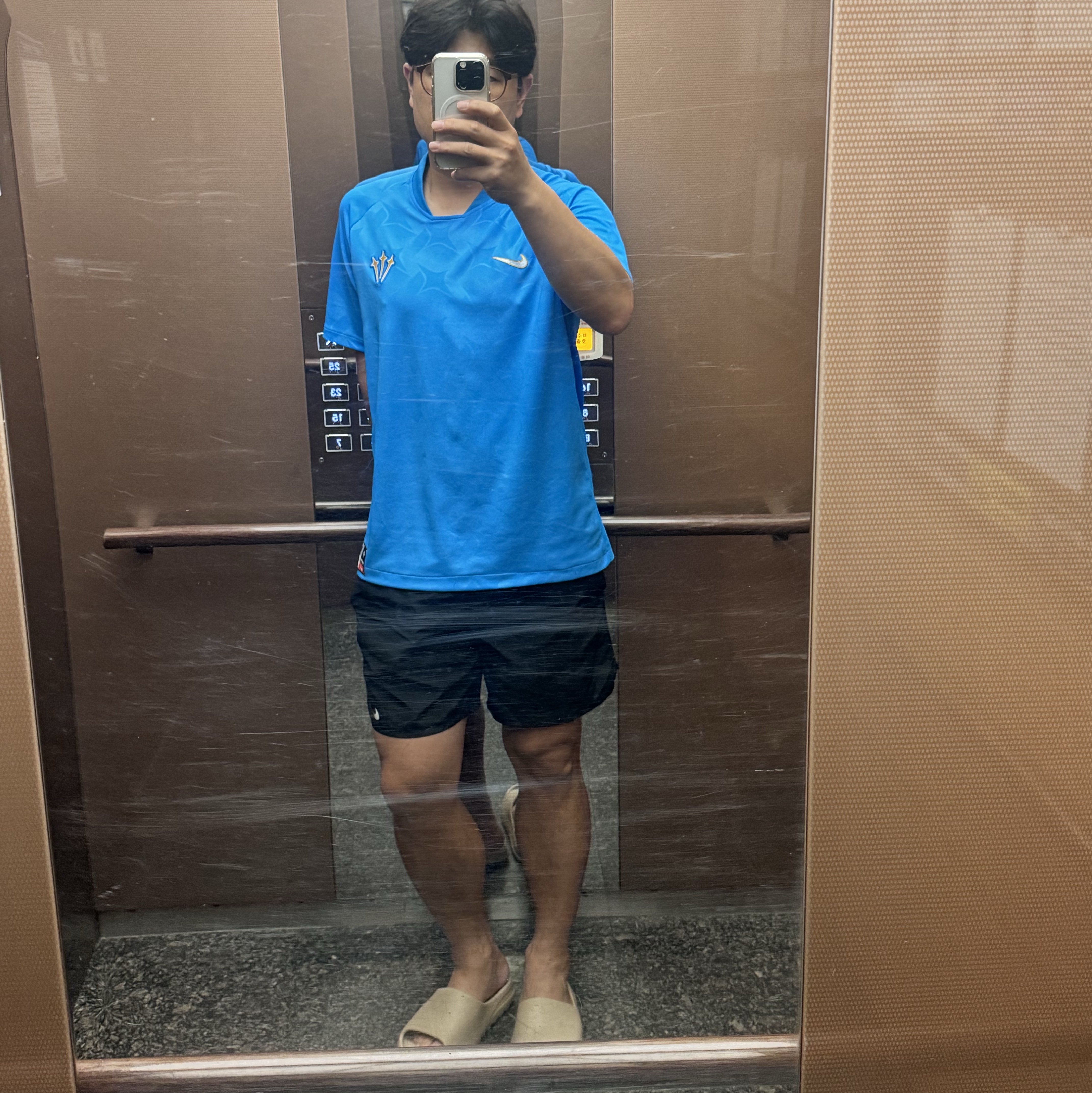 Nike x Drake Nocta Nylon Woven Shorts Black (FN8194-010), Nike x Drake Nocta Distant Regards Jersey Blue Glow (DR2616-450) 착용 스타일