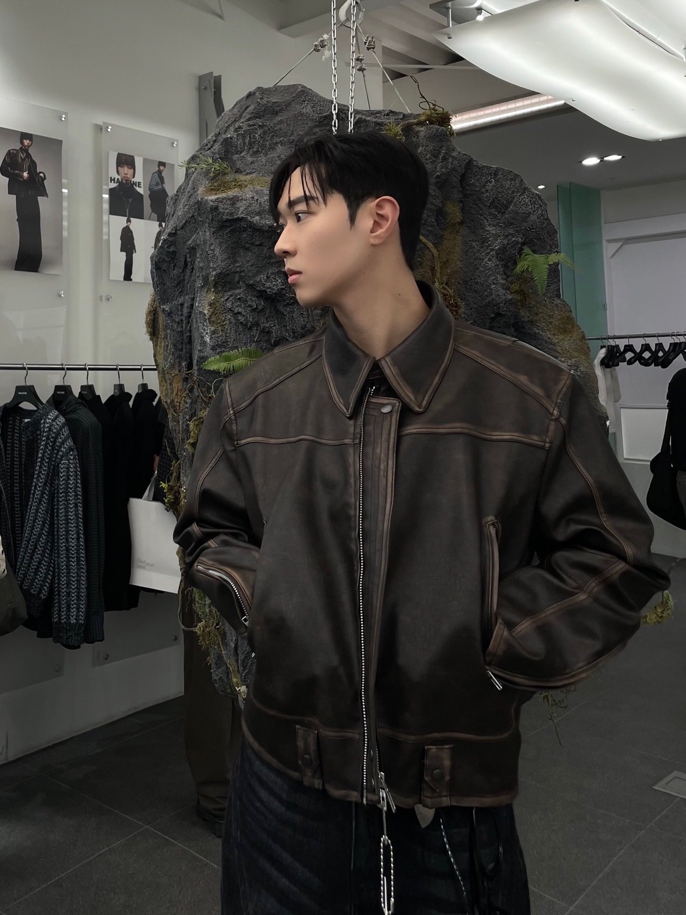 Haleine 3D Distressed Faux Leahter Jacket Black (VJ301), Haleine 3D Distressed Faux Leather Jacket Brown (VJ302) 착용 스타일