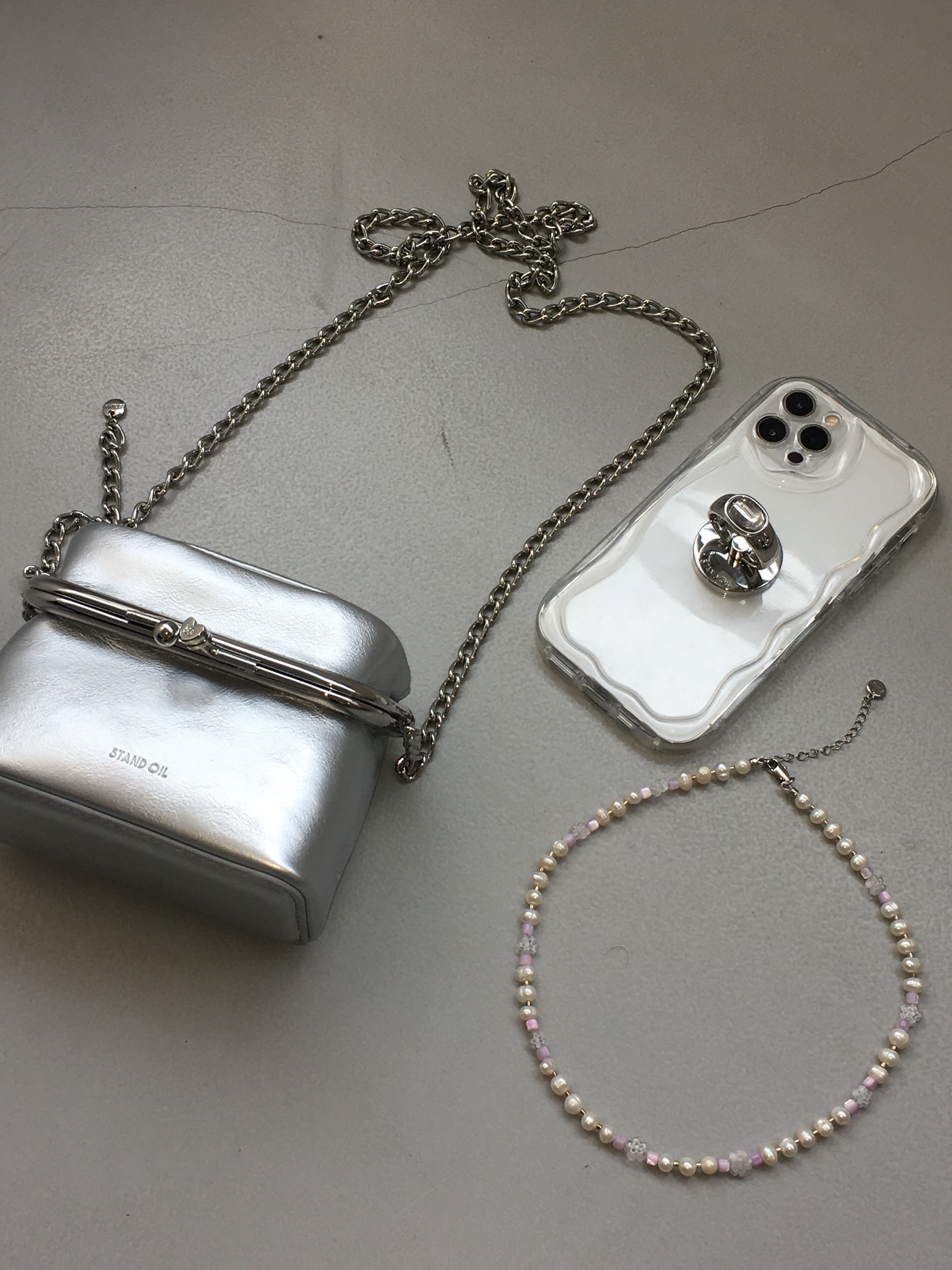 (W) Prada Metal Hair Clips Light Blue 착용 스타일 - 5
