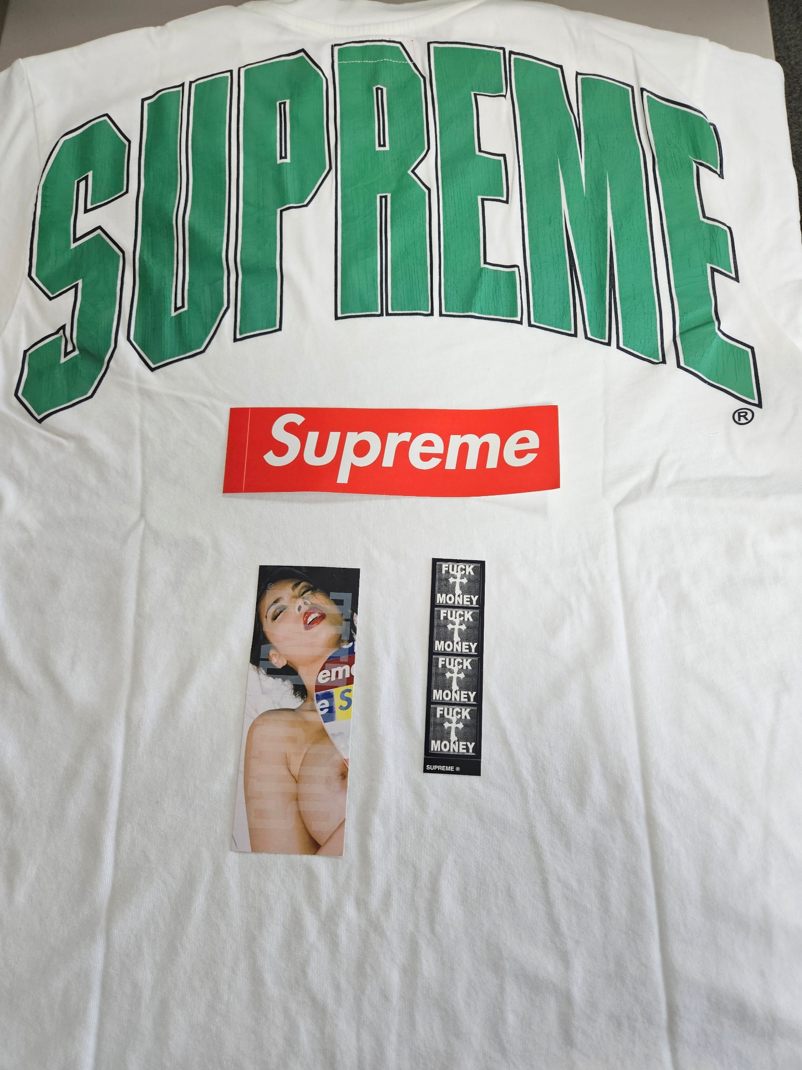 Supreme Cracked Back Arc S/S Top White - 24FW 착용 스타일 - 1