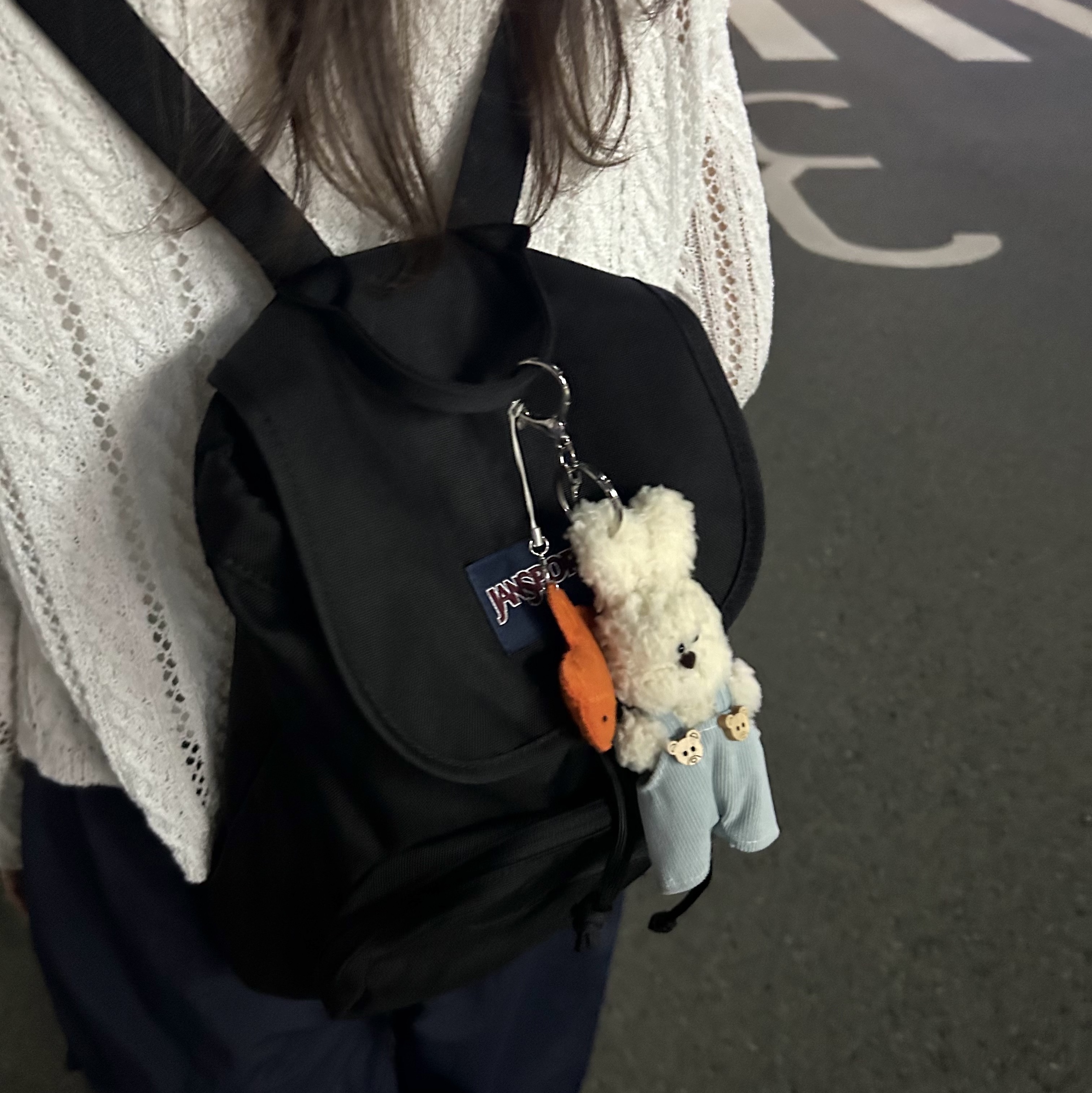 Jansport Highlands Mini Backpack Black 착용 스타일 - 1