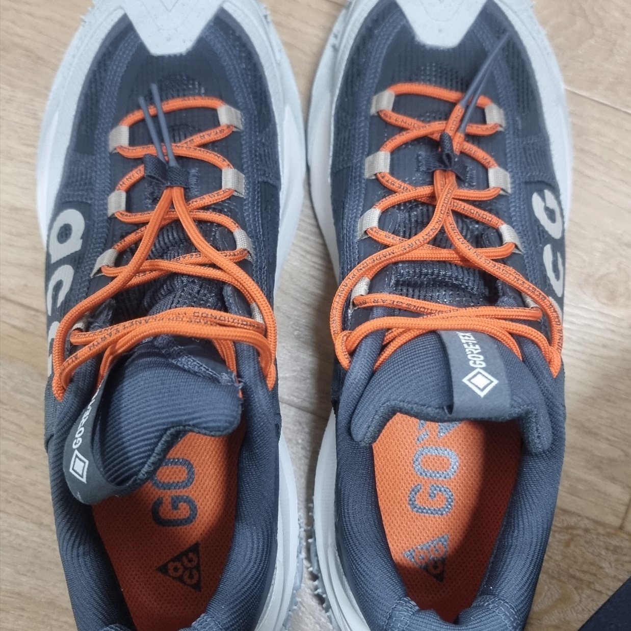 Nike ACG Mountain Fly Low Gore-Tex Dark Smoke Grey 착용 스타일