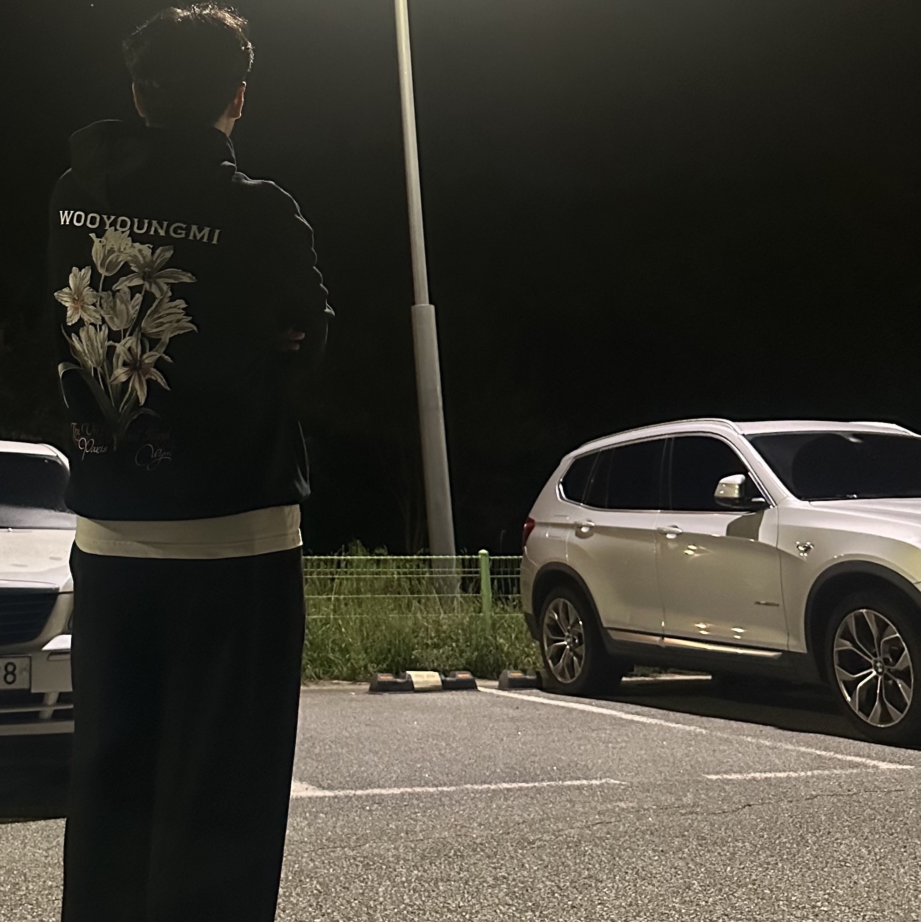 Wooyoungmi Flower Back Logo Hooded T-Shirt Black - 24SS 착용 스타일