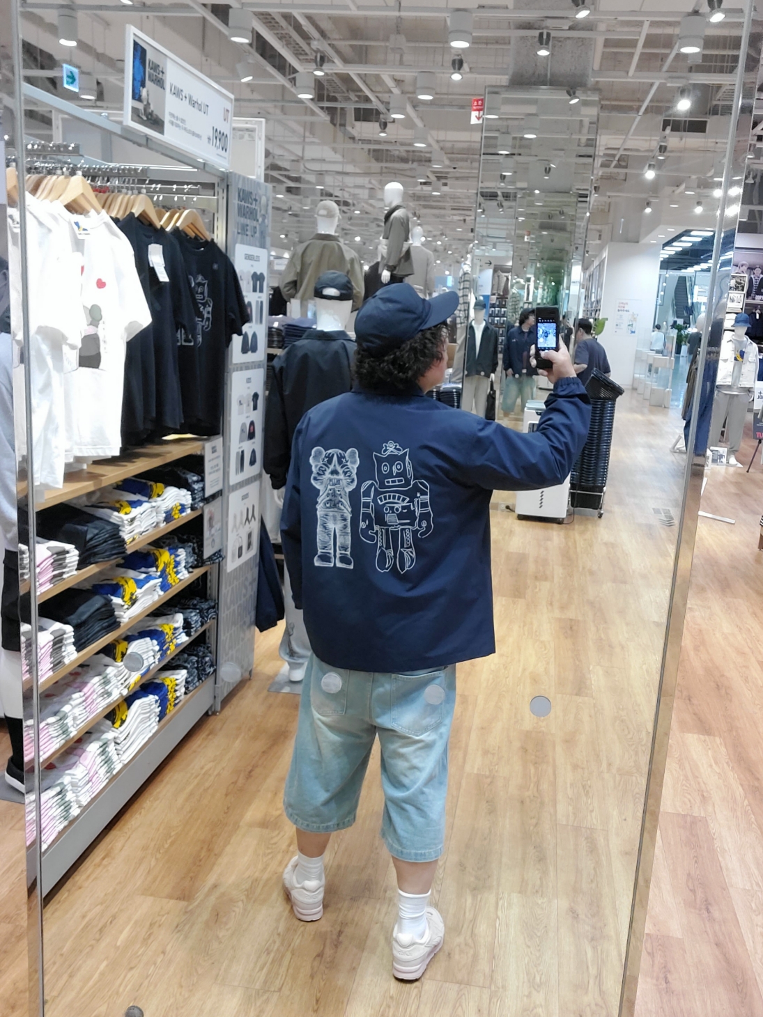 Asics Gel-Lyte V Vanilla Cream, Uniqlo UT x Kaws x Warhol Coach Jacket Navy 착용 스타일 - 3