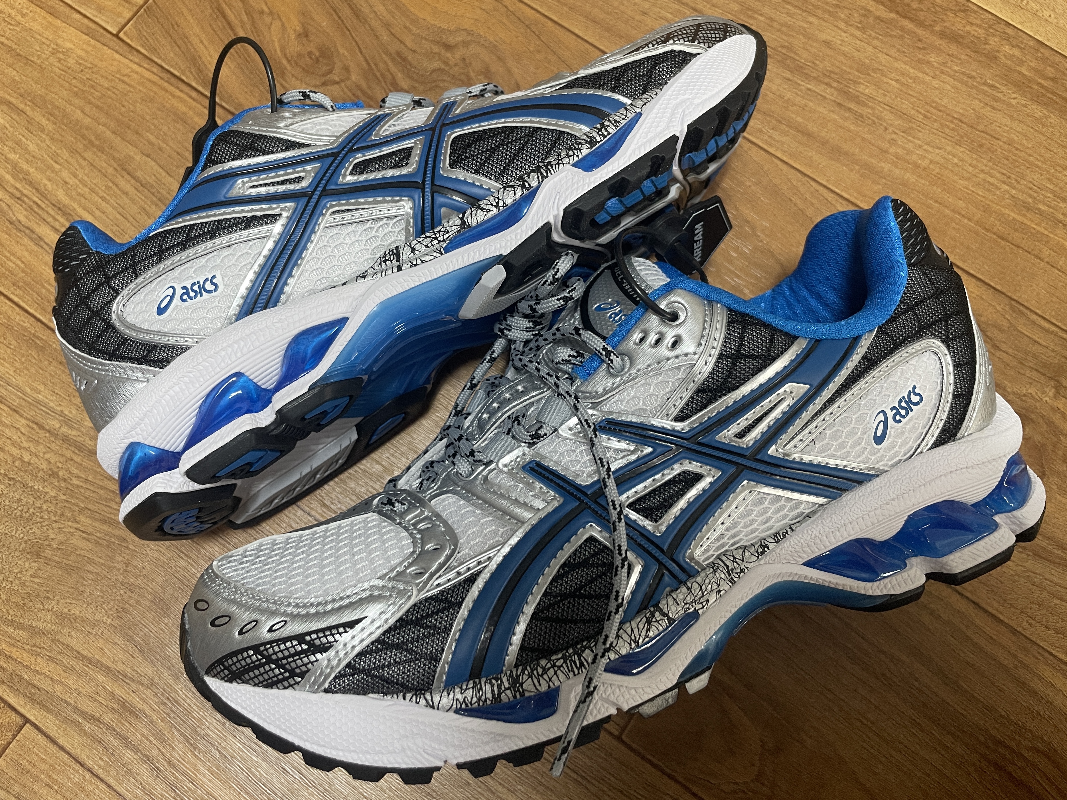 Asics Gel-Nimbus 10.1 White Directoire Blue, Asics Gel-Nimbus 10.1 Ocean Haze Pure Silver 착용 스타일 - 1