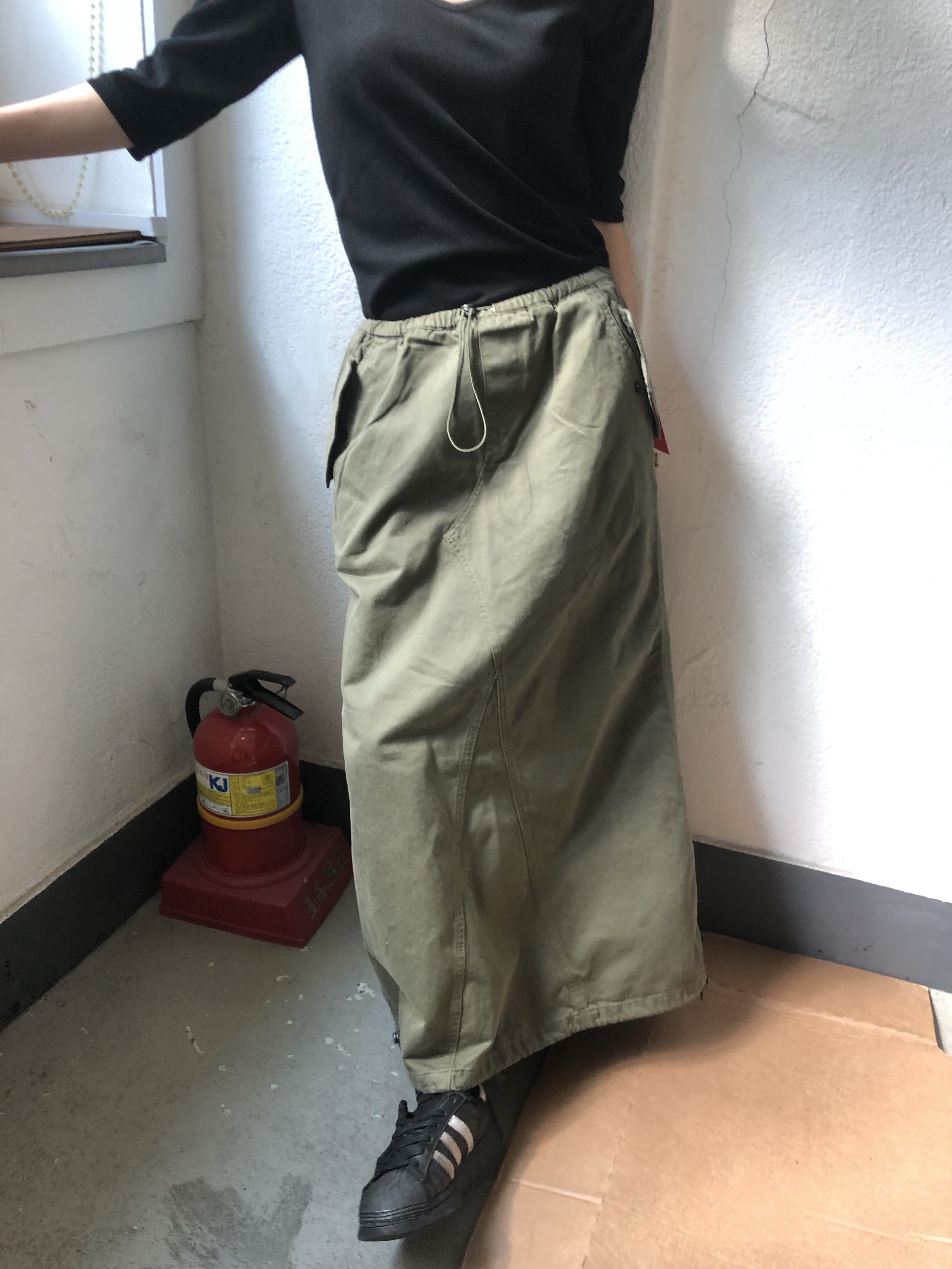 ALPHA INDUSTRIES Drawcord Skirt W Og-107 Green 착용 스타일 - 4