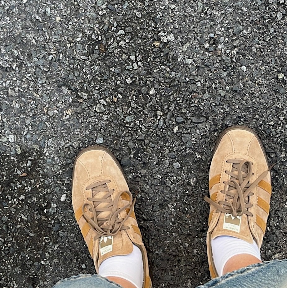 Adidas Tobacco Pantone Mesa 착용 스타일