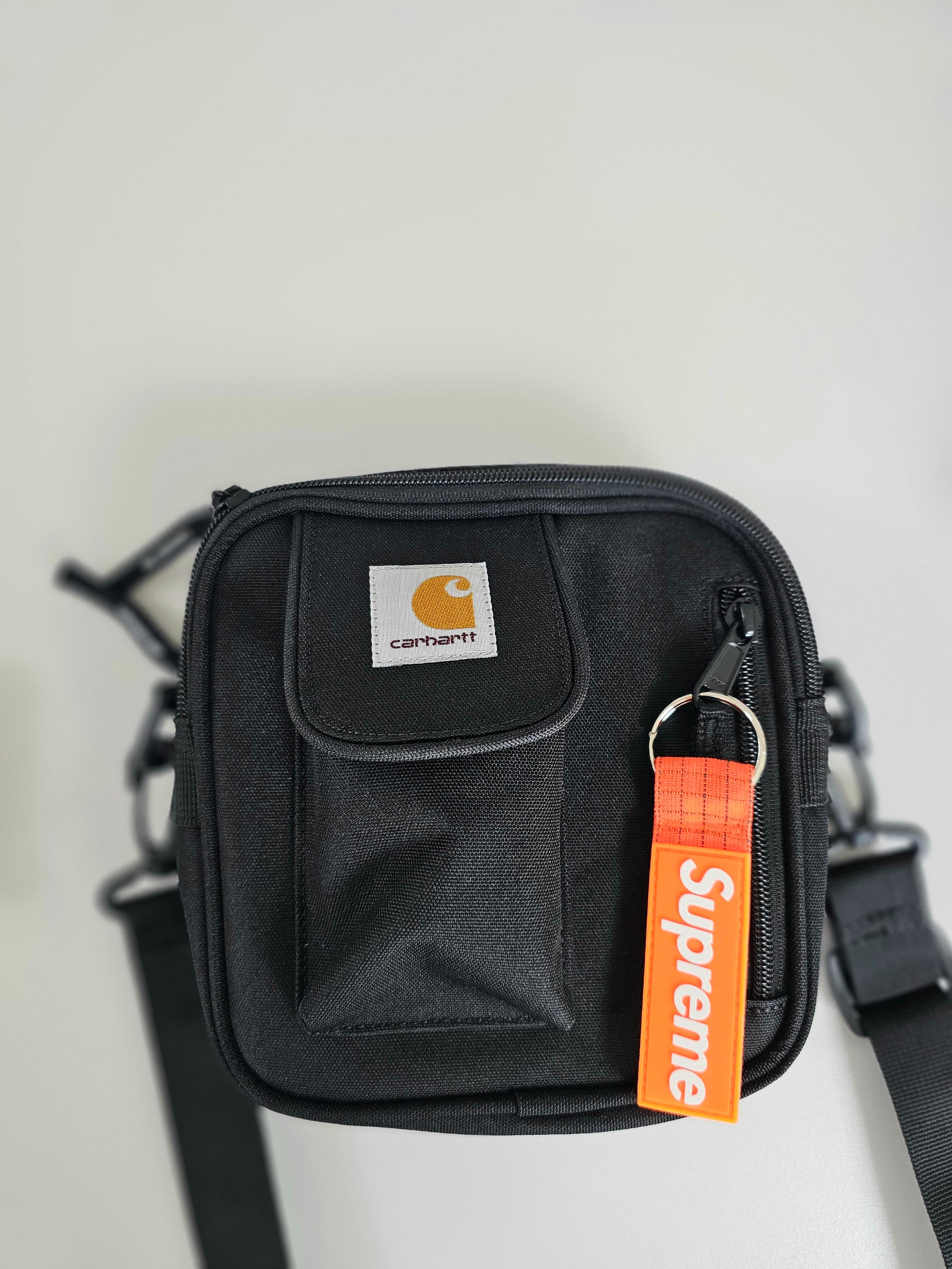 Supreme Ripstop Keychain Orange - 24SS, Carhartt WIP Essentials Bag Black 착용 스타일