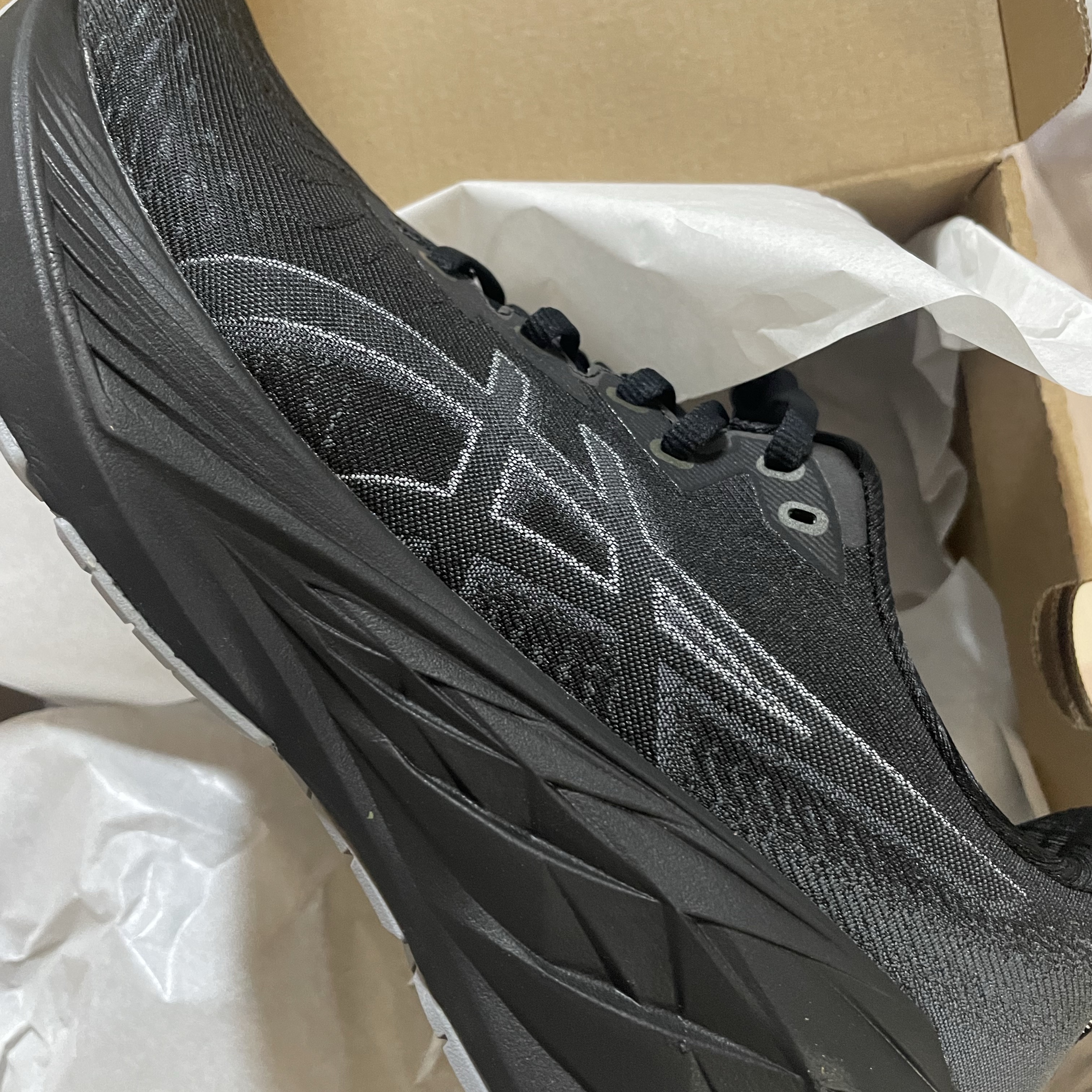 Asics Novablast 4 Black Graphite Grey - 2E Wide 착용 스타일