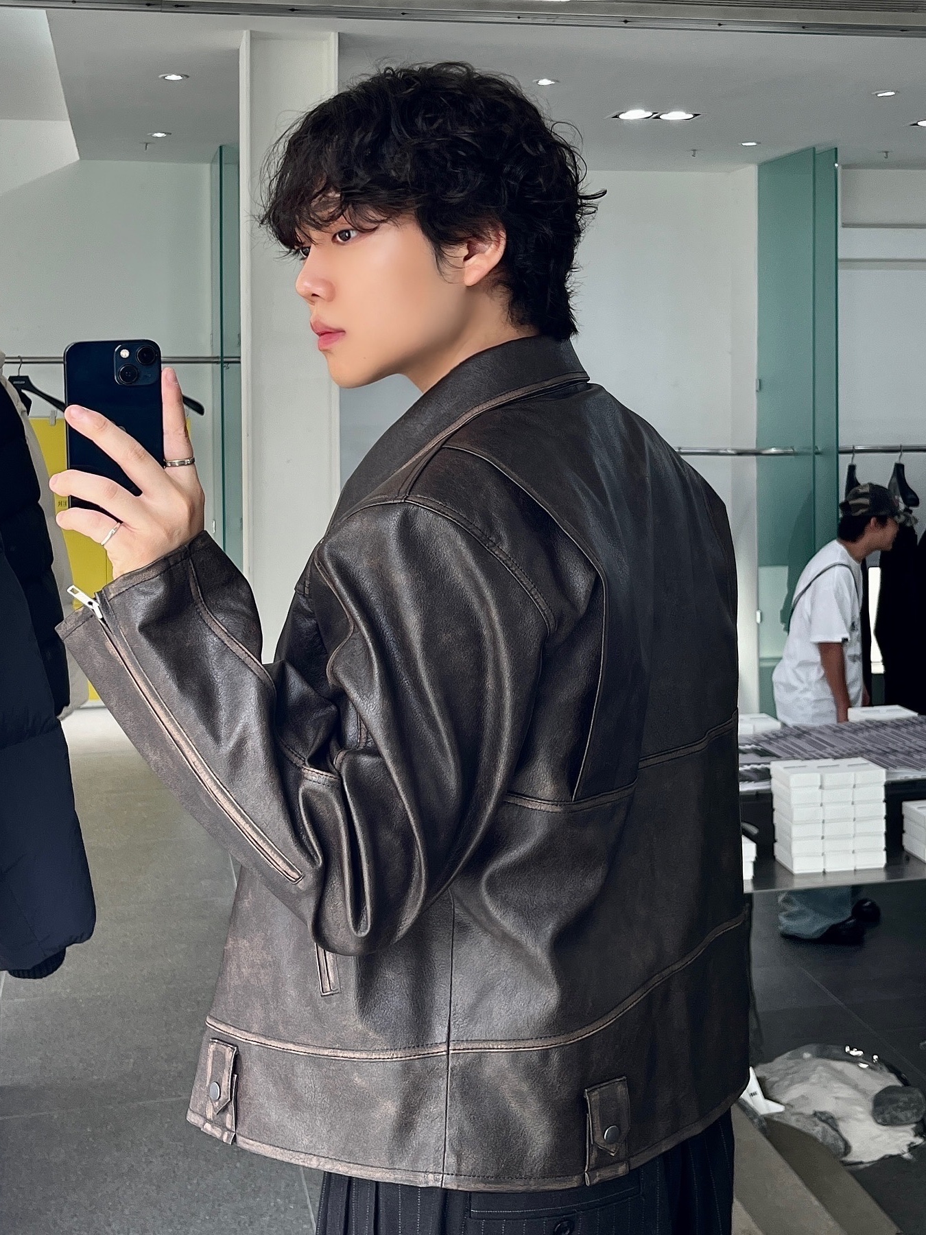 Haleine 3D Distressed Faux Leahter Jacket Black (VJ301), Haleine 3D Distressed Faux Leather Jacket Brown (VJ302) 착용 스타일