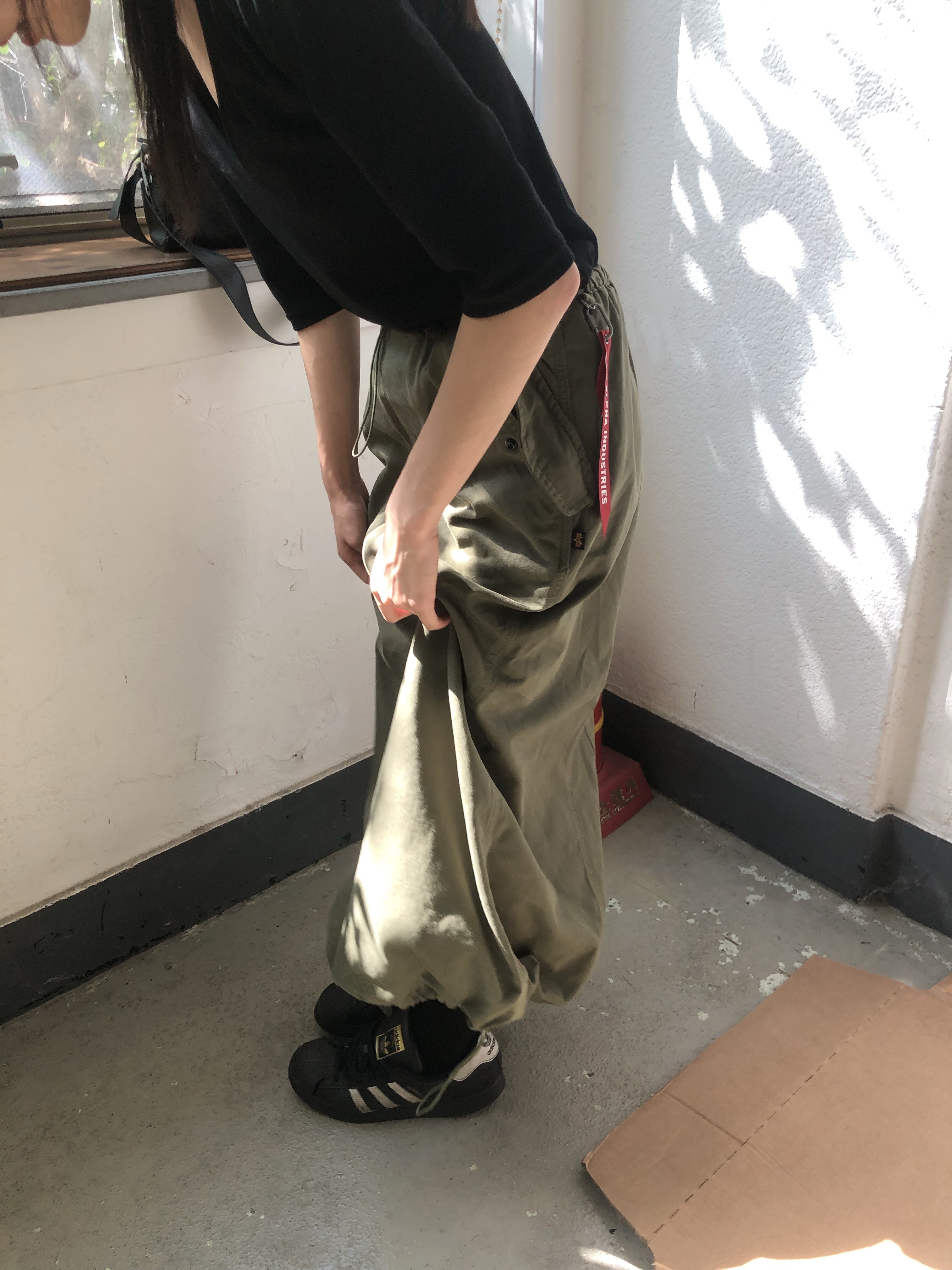 ALPHA INDUSTRIES Drawcord Skirt W Og-107 Green 착용 스타일 - 3