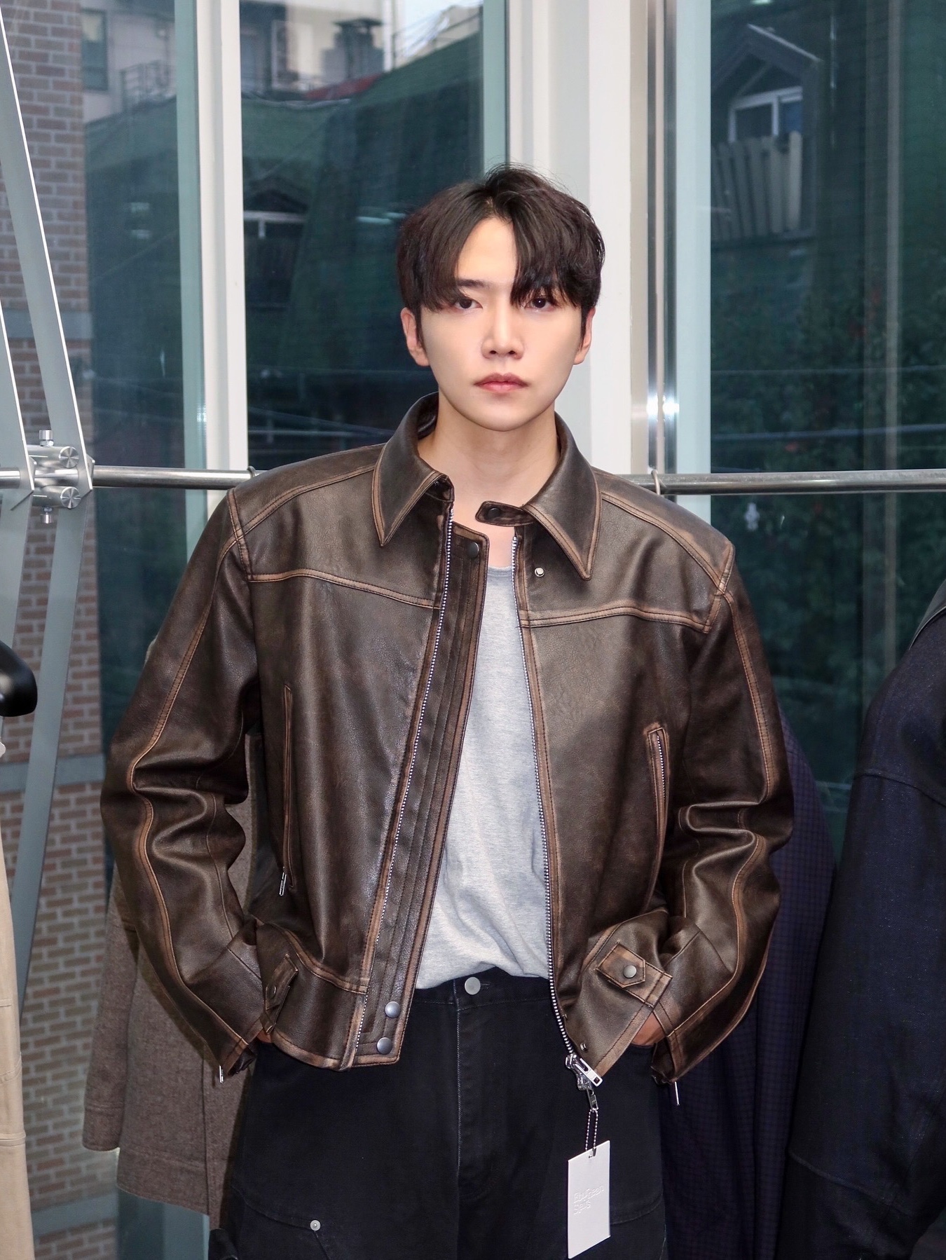 Haleine 3D Distressed Faux Leahter Jacket Black (VJ301), Haleine 3D Distressed Faux Leather Jacket Brown (VJ302) 착용 스타일