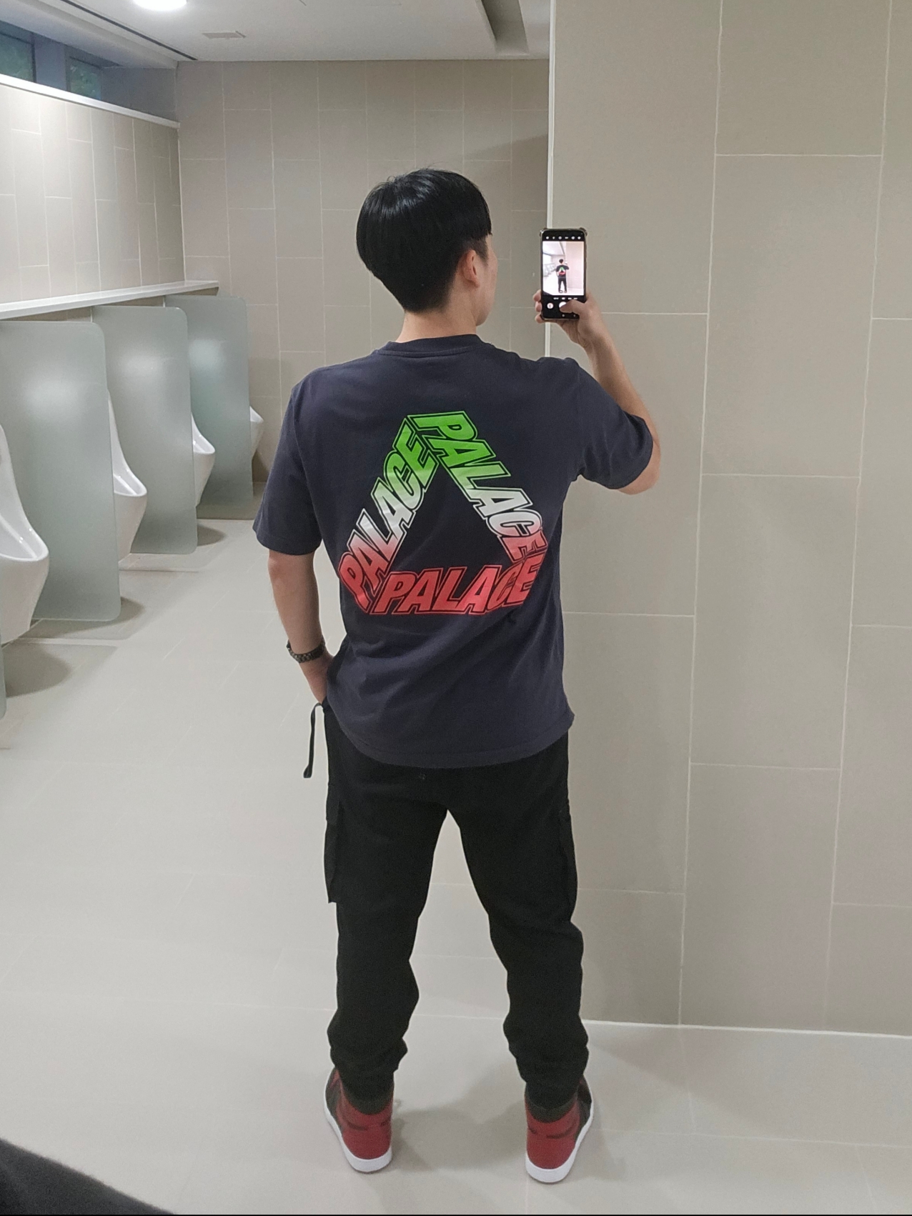 Jordan 1 Retro High OG Bred Banned 2016, Palace Spectrum P3 T-Shirt Navy - 23SS 착용 스타일