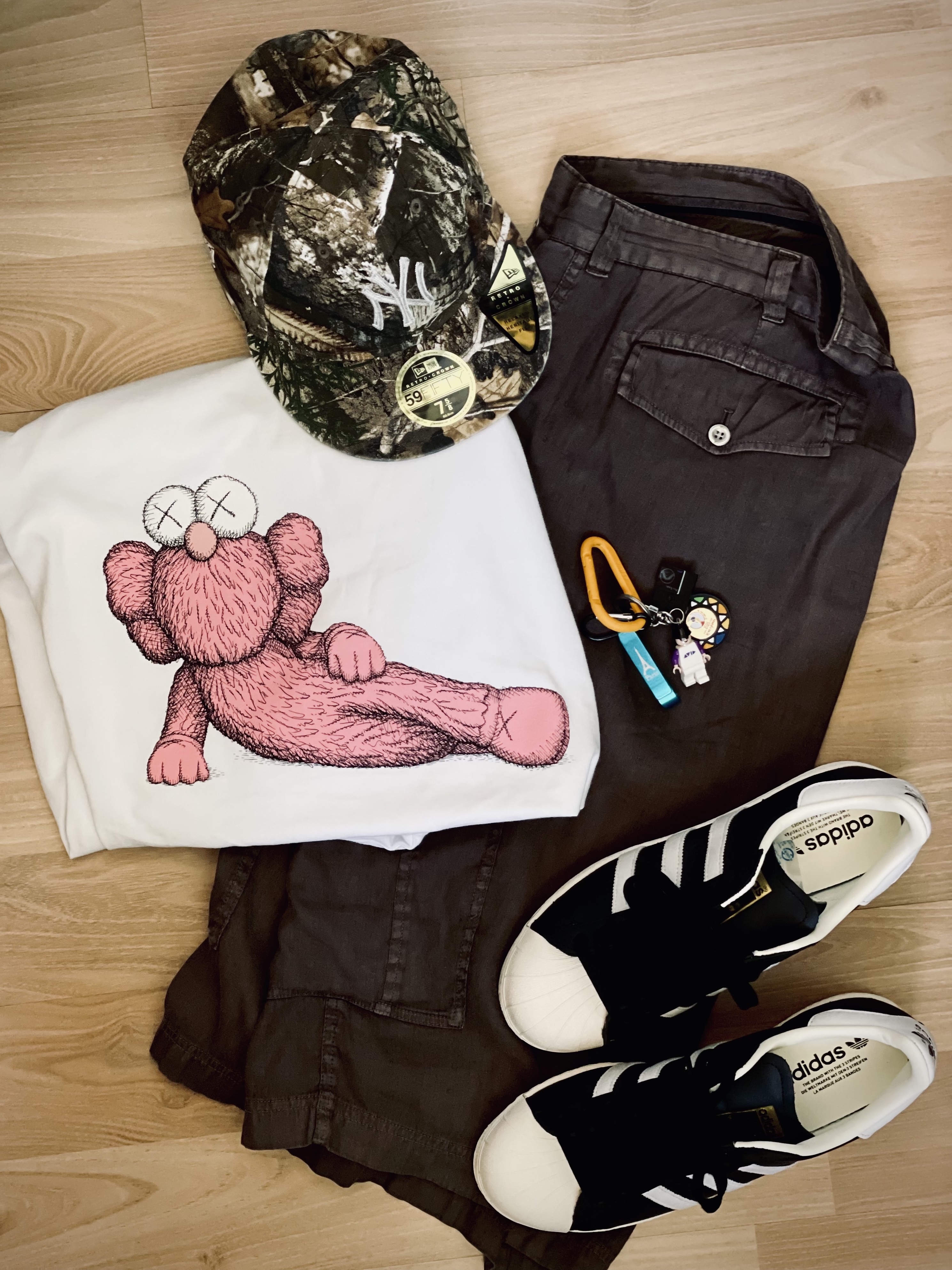 Uniqlo UT x Kaws Short Sleeve Graphic T-Shirt White, Adidas Superstar 82 FI Core Black 착용 스타일