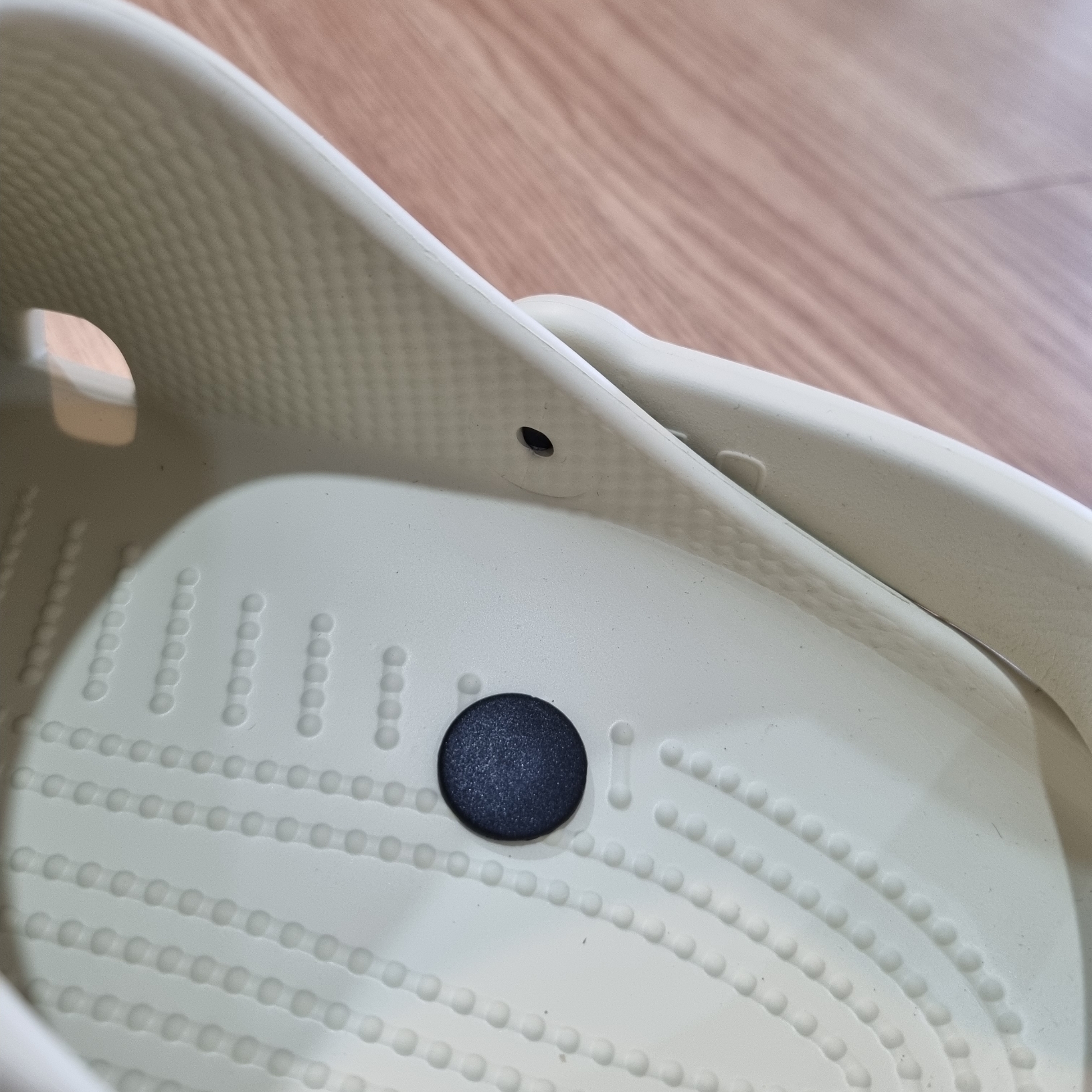 Crocs Classic Clog Bone 착용 스타일