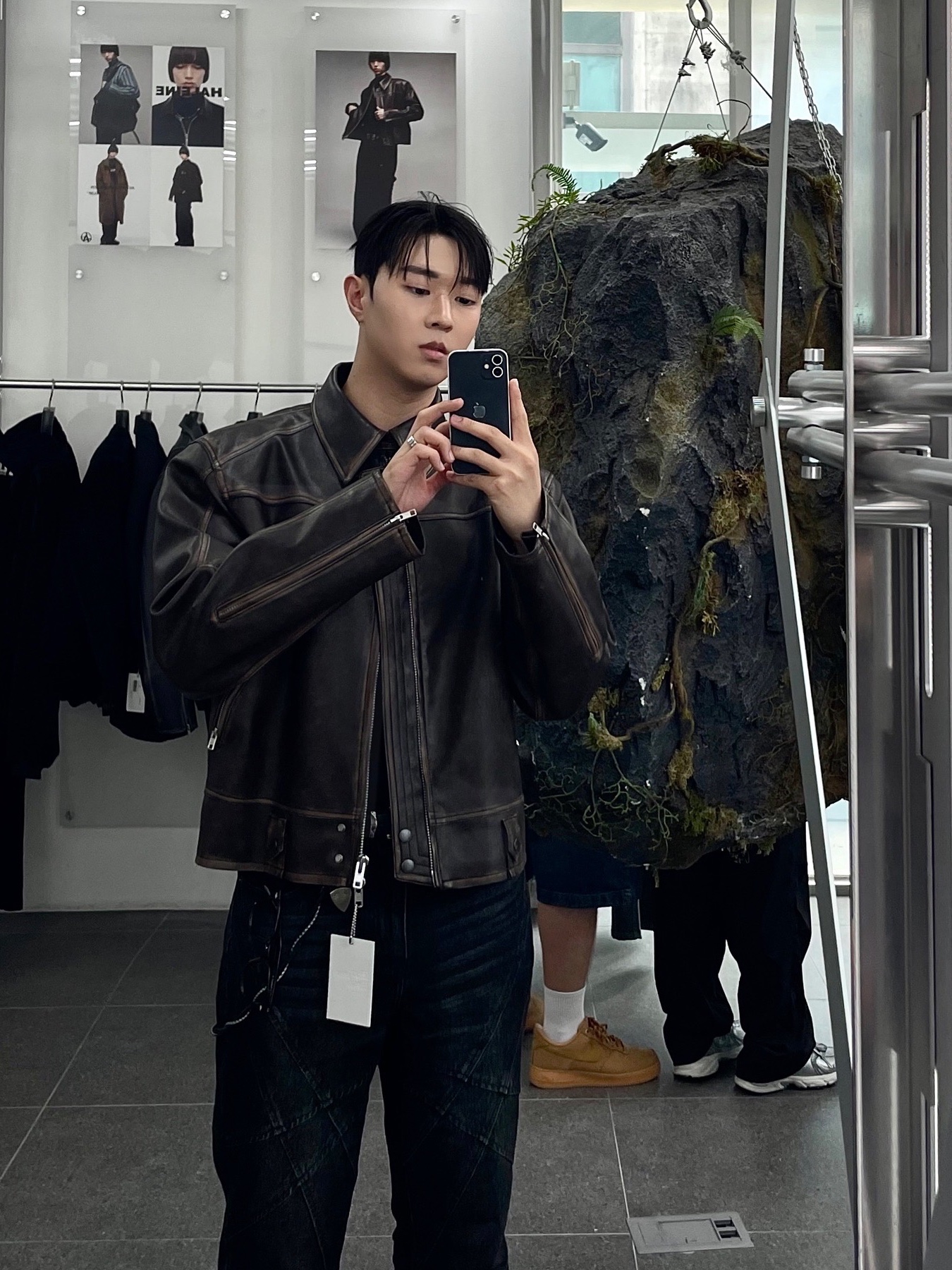 Haleine 3D Distressed Faux Leahter Jacket Black (VJ301), Haleine 3D Distressed Faux Leather Jacket Brown (VJ302) 착용 스타일
