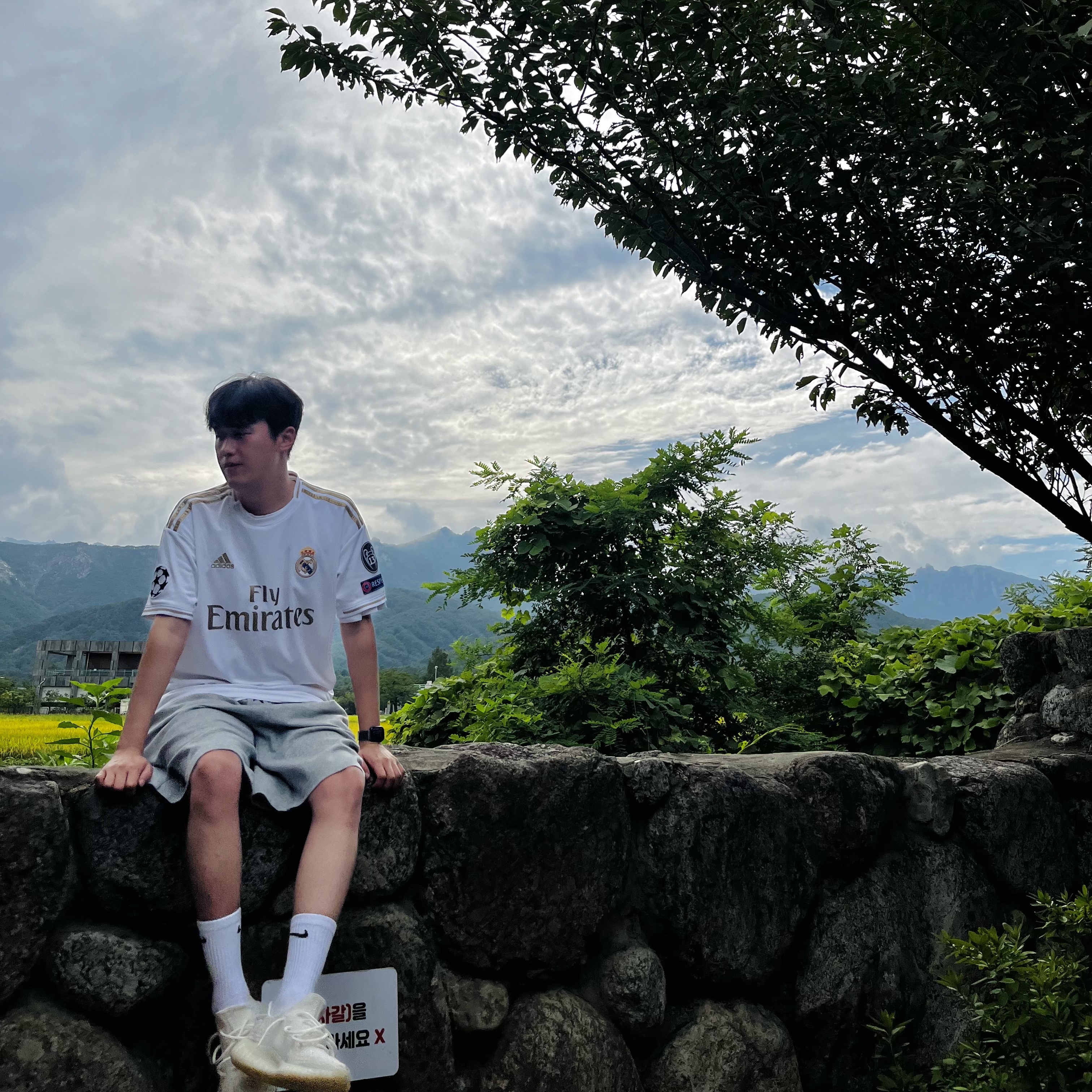 Adidas Yeezy Boost 350 V2 Bone 착용 스타일