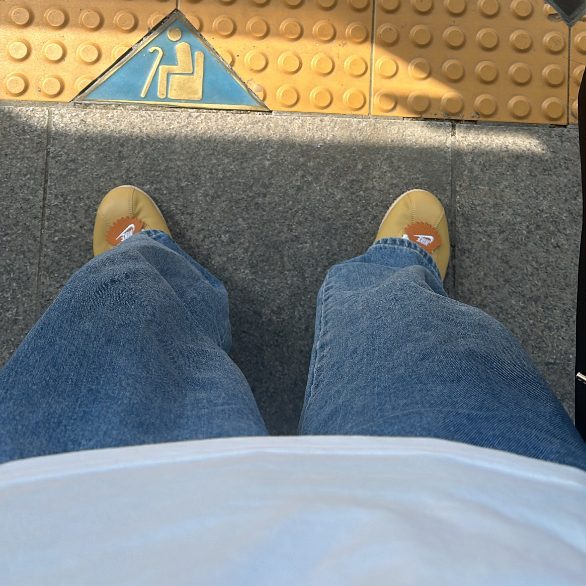 Nike Cortez 23 SE Wheat Gold 착용 스타일 - 1