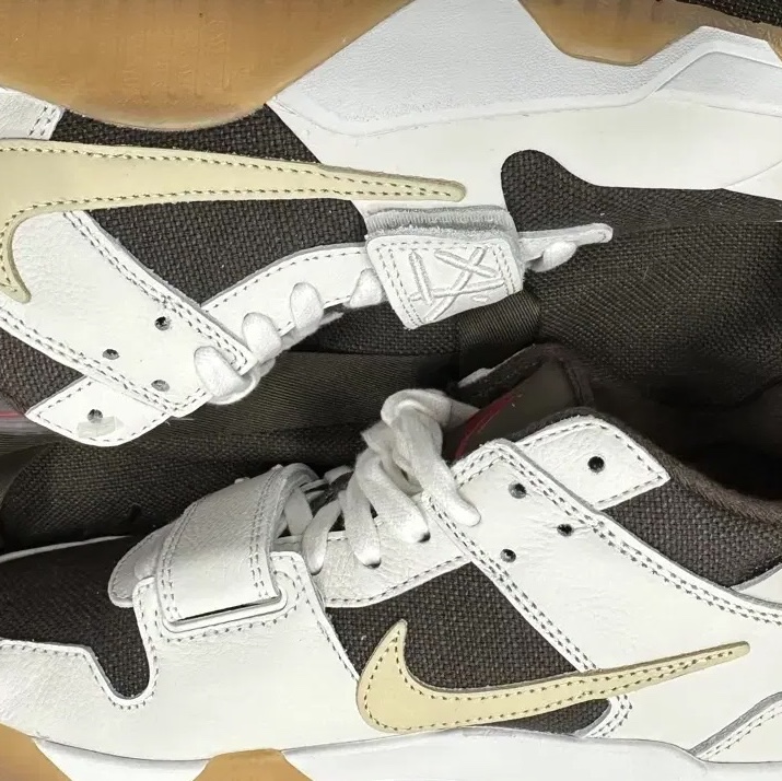 Jordan x Travis Scott Jumpman Jack TR Sail and Dark Mocha 착용 스타일