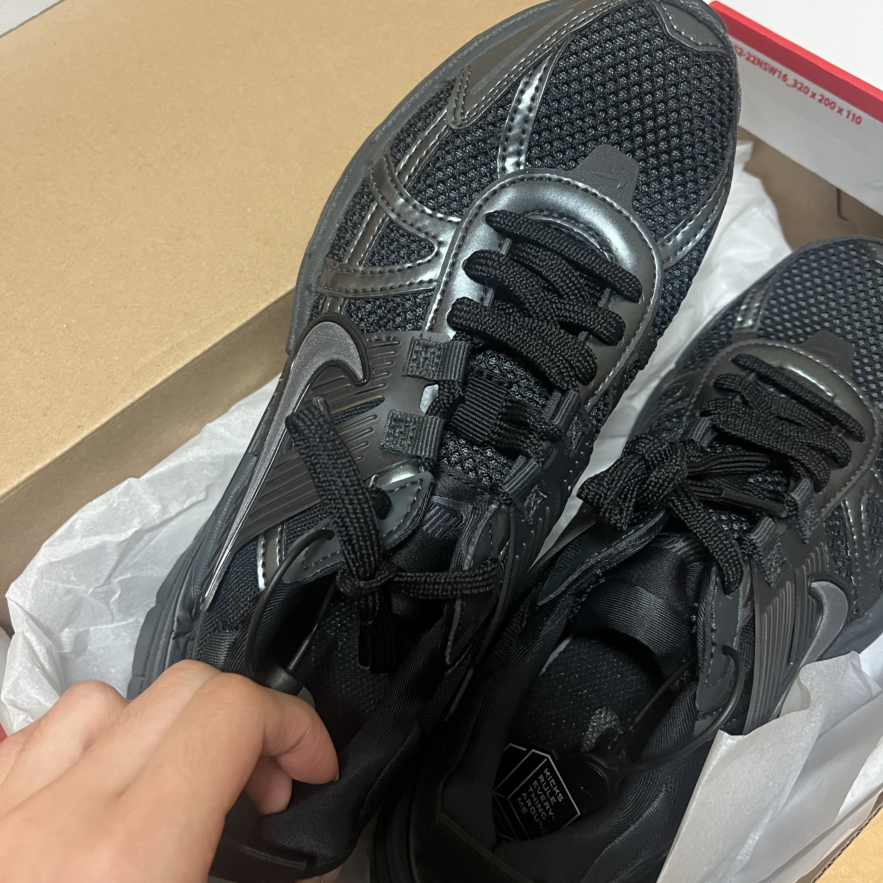 Nike V2K Run Black Anthracite 착용 스타일 - 1