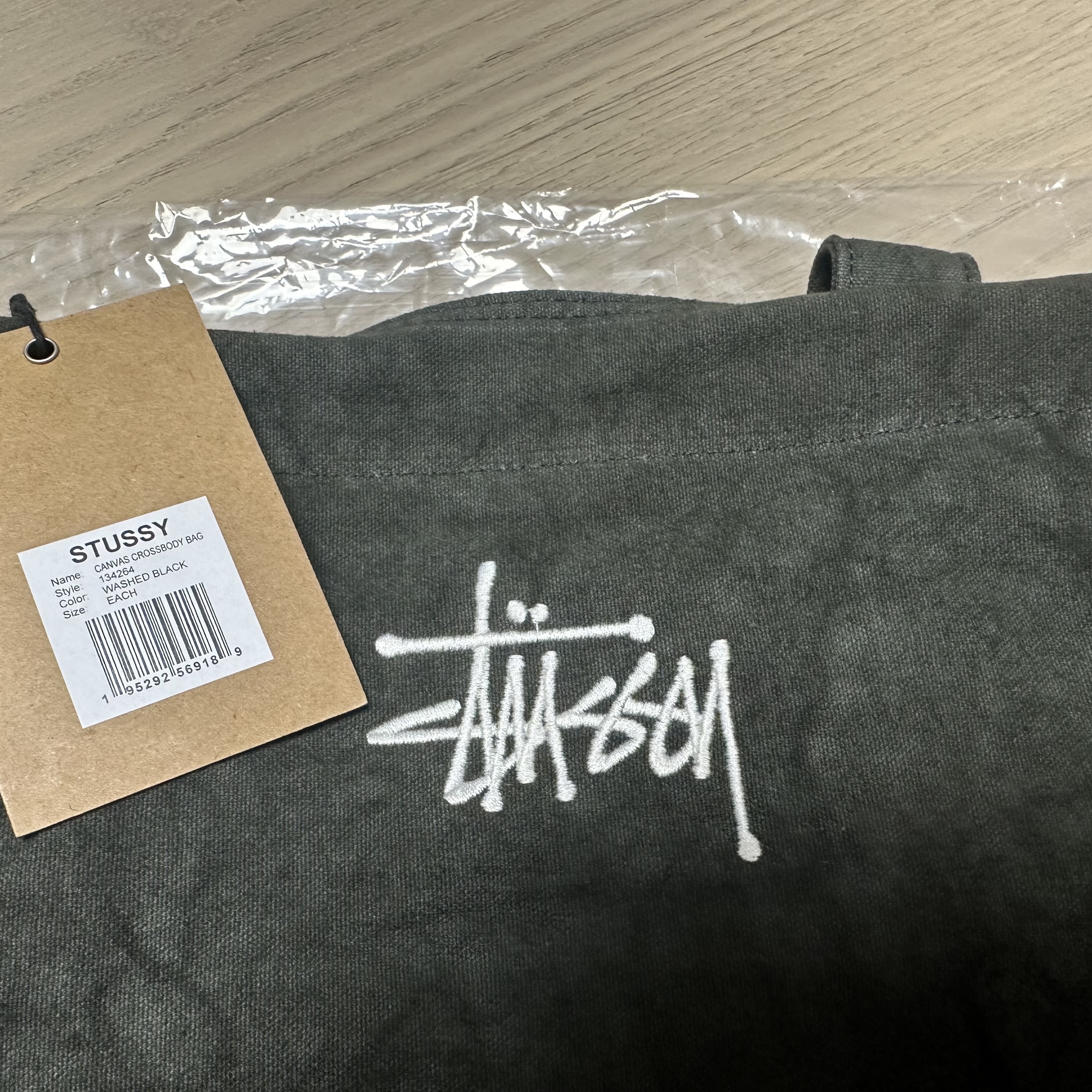 Stussy Canvas Crossbody Bag Washed Black 착용 스타일 - 7