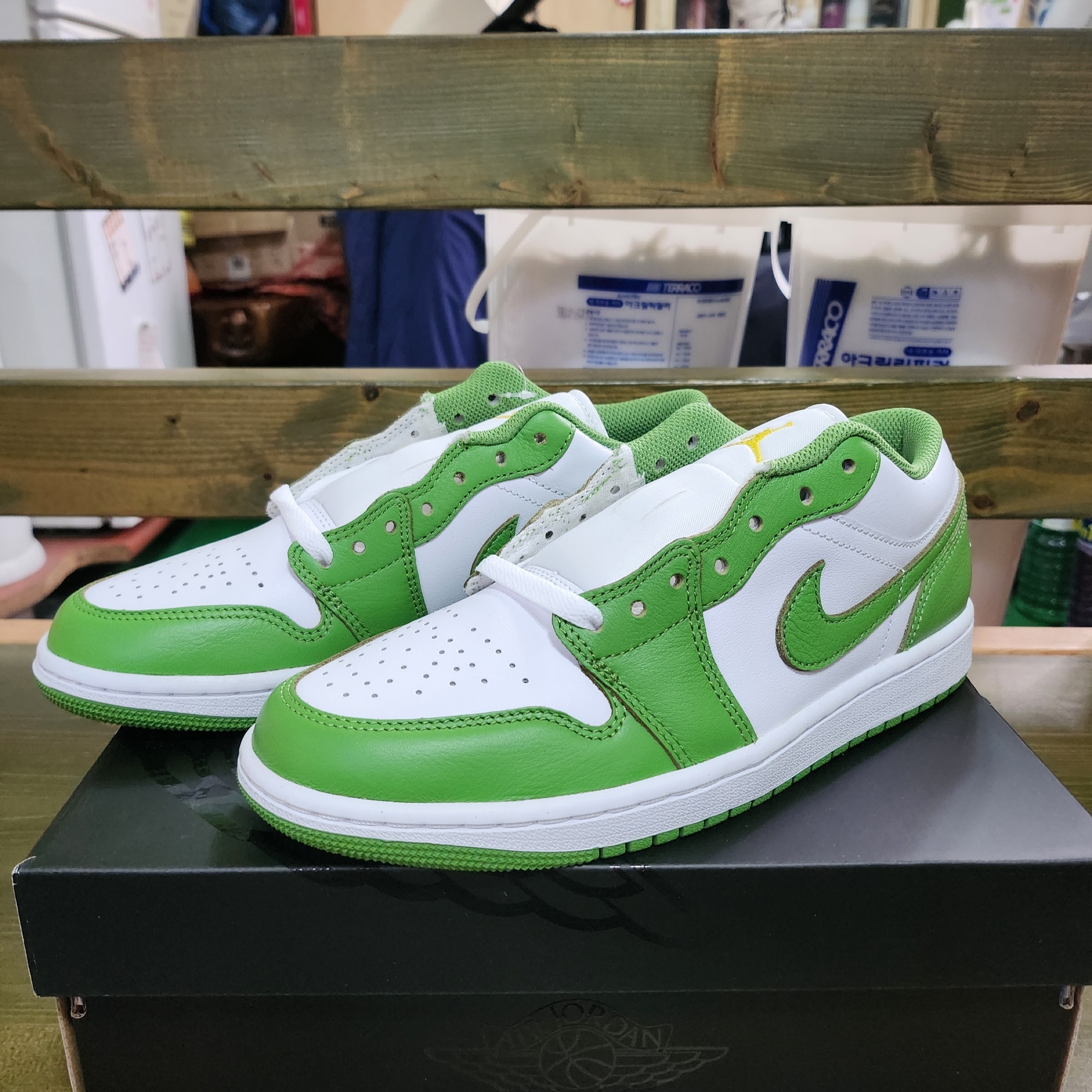 Jordan 1 Low SE White Chlorophyll 착용 스타일