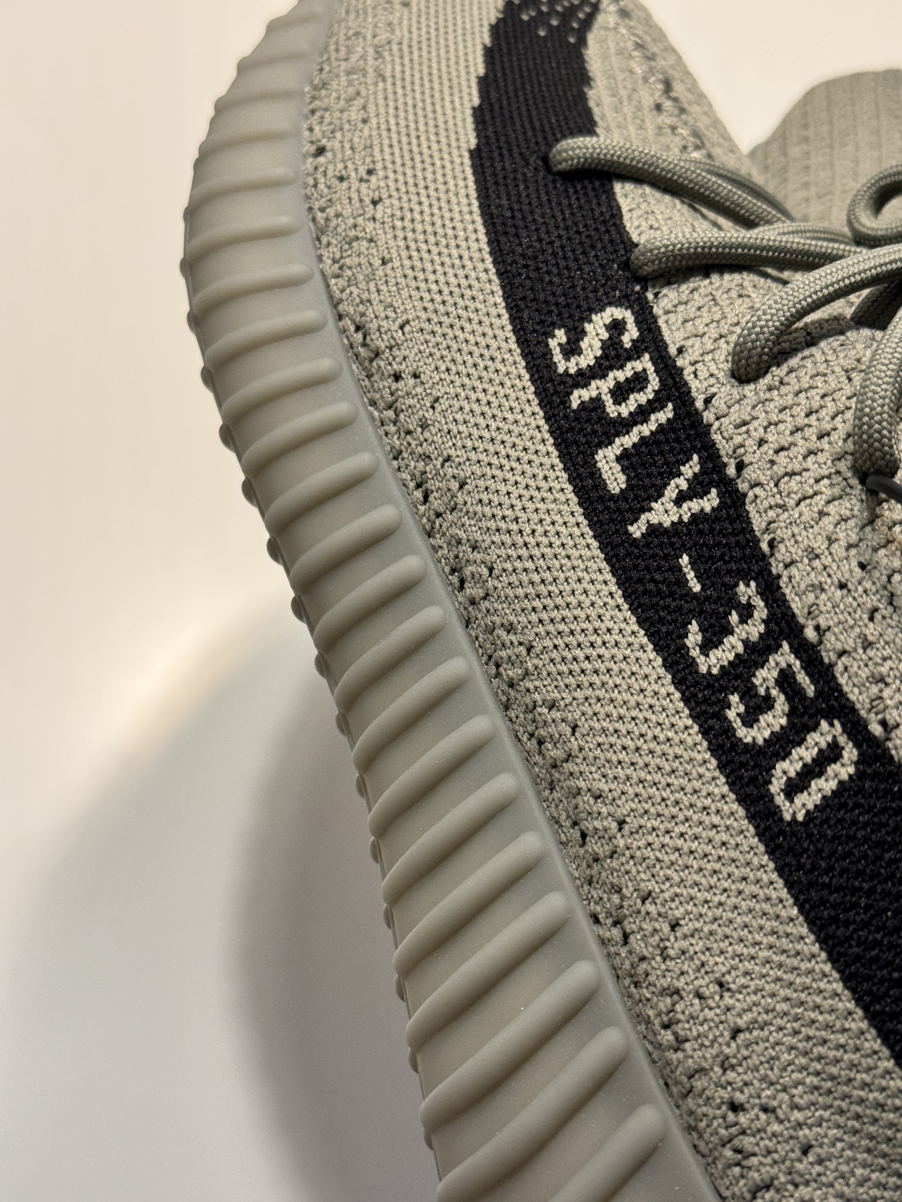 Adidas Yeezy Boost 350 V2 Granite Core Black 착용 스타일
