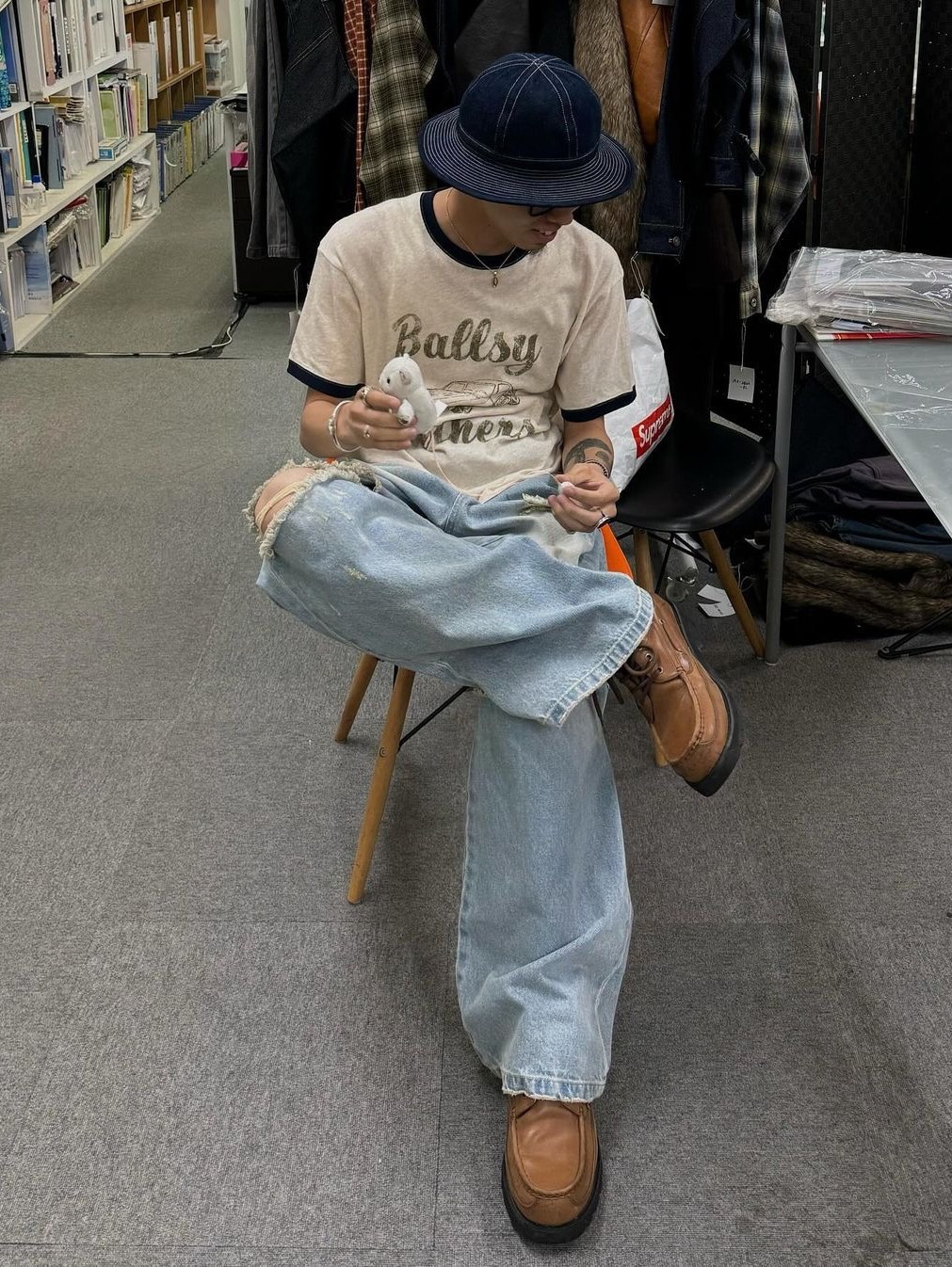 Jacquemus Le Bob Artichaut Bucket Hat Black, AMI de Coeur Bucket Hat With String Light Beige 착용 스타일 - 4