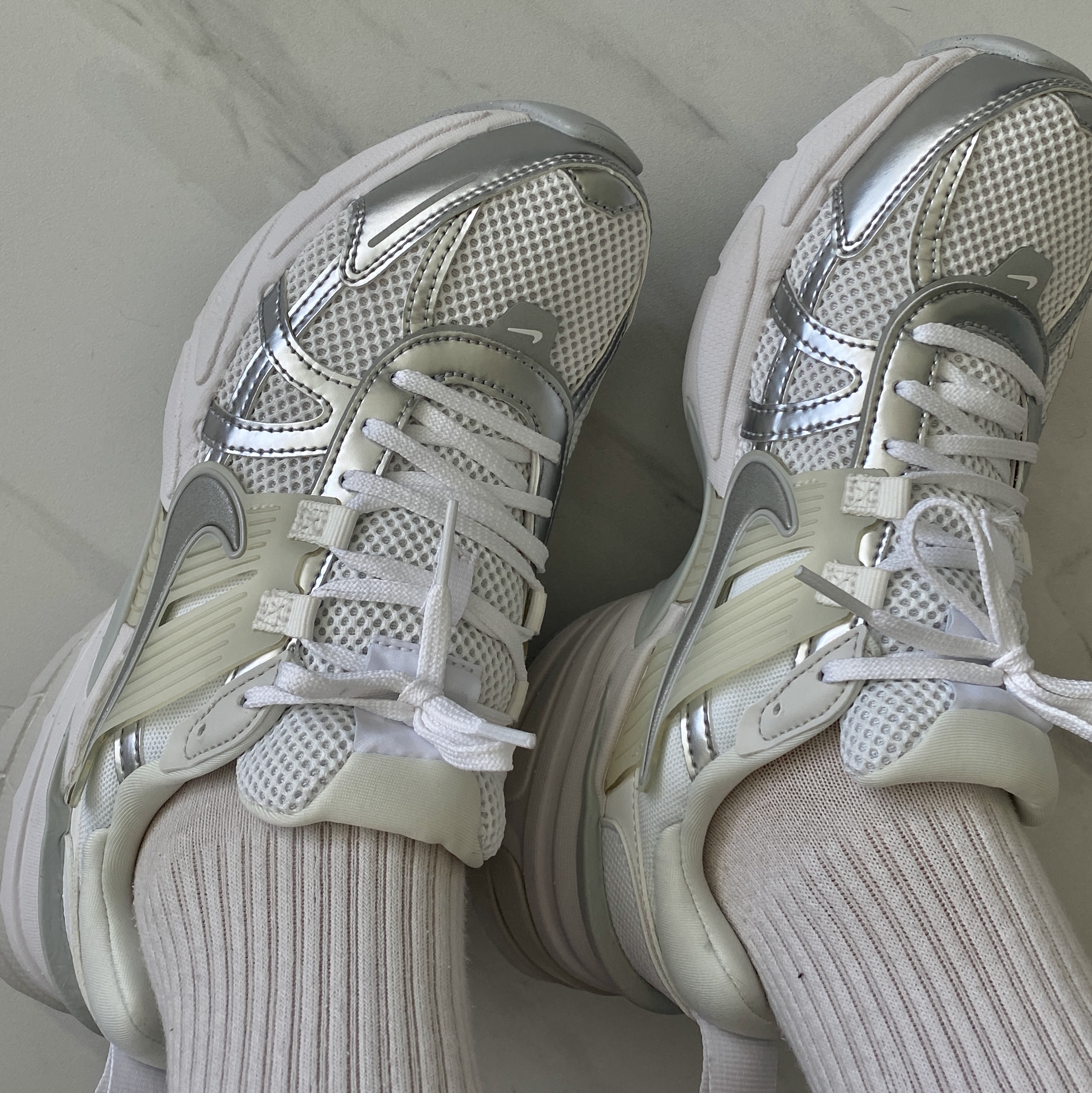 Nike V2K Run Metallic Silver White 착용 스타일 - 3