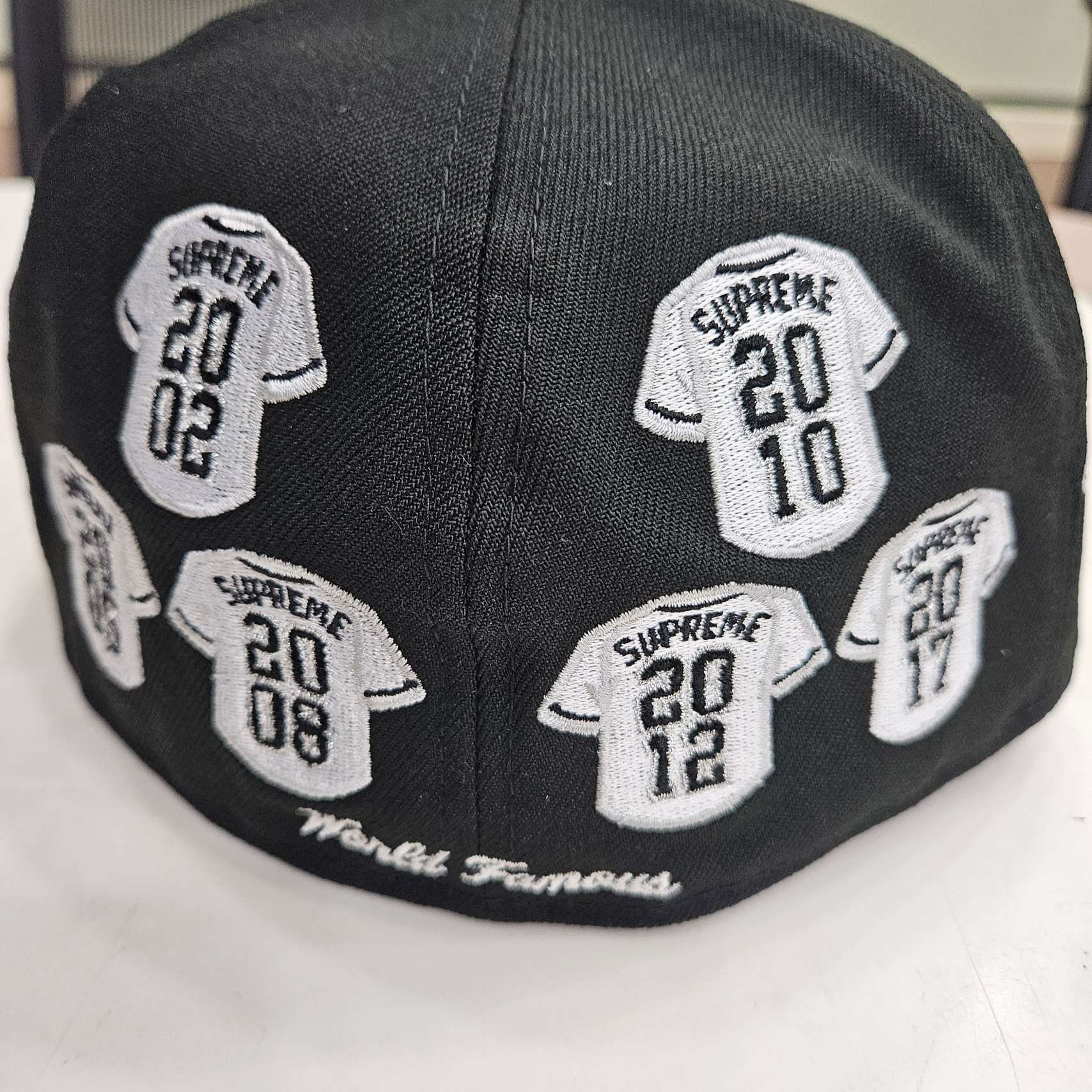 Supreme x New Era Jerseys Box Logo Black - 24FW, Supreme Hanes Tagless T-Shirt White (3 Pack) 착용 스타일 - 2