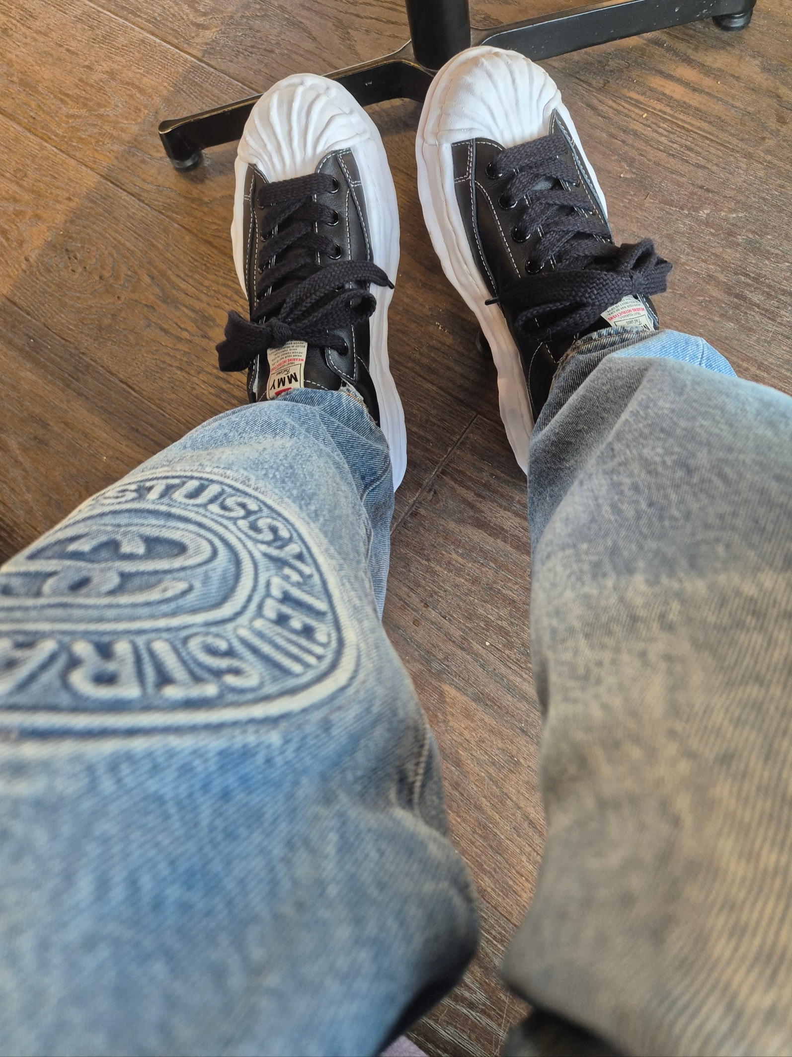 Stussy Toucan T-Shirt White, Maison Mihara Yasuhiro Blakey OG Sole Leather Low-top Sneakers Black 착용 스타일 - 3