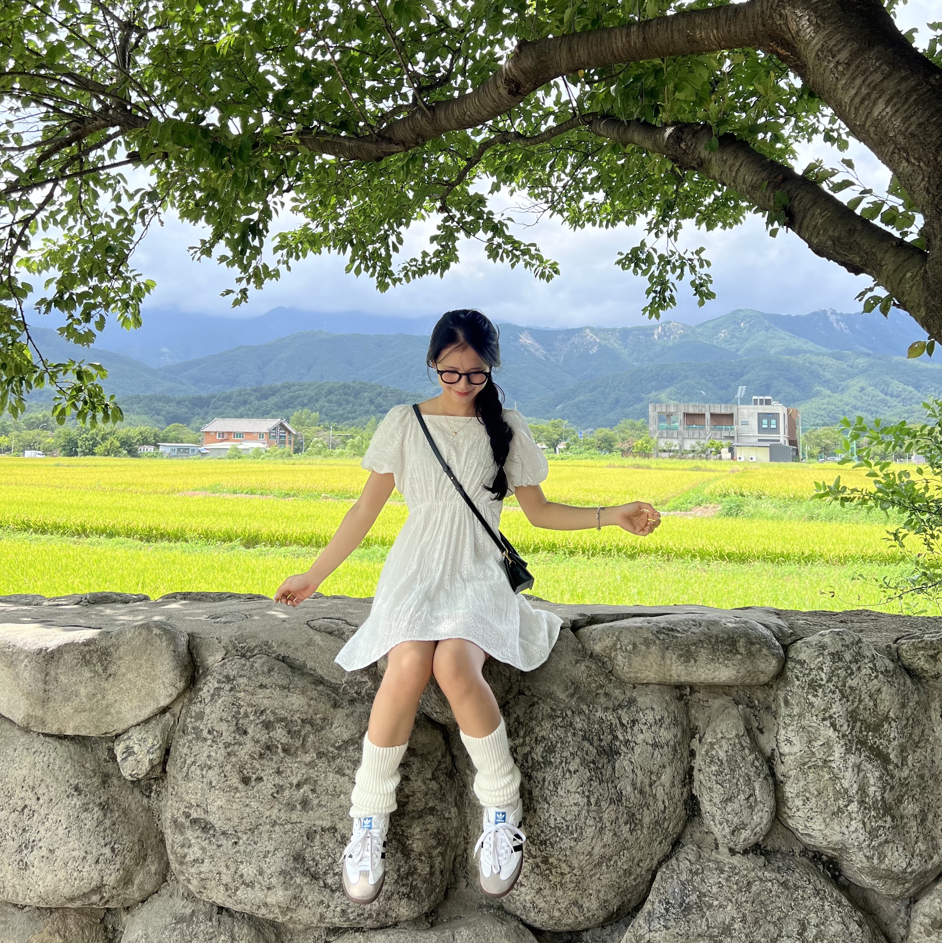 Jacquemus Le Chiquito Signature Leather Mini Handbag Black, Adidas Samba Vegan White Black 착용 스타일 - 3