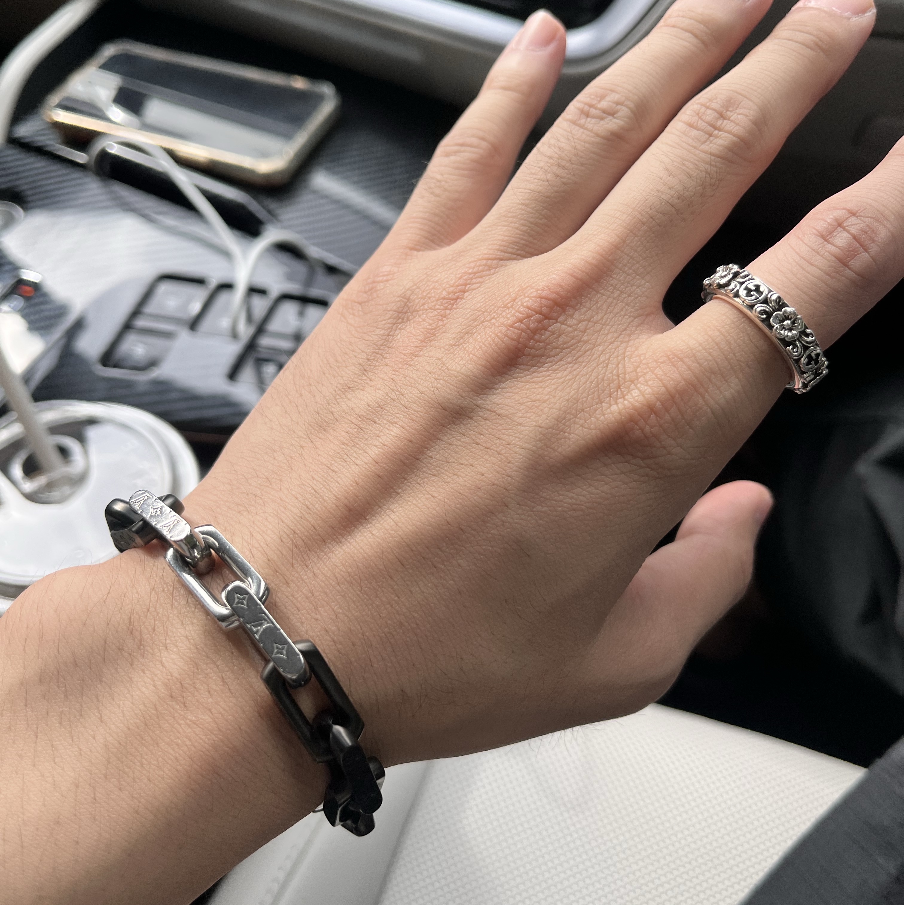 Gucci Interlocking G And Flower Ring Silver Aged Finish, Louis Vuitton Monogram Chain Bracelet Silver Black 착용 스타일