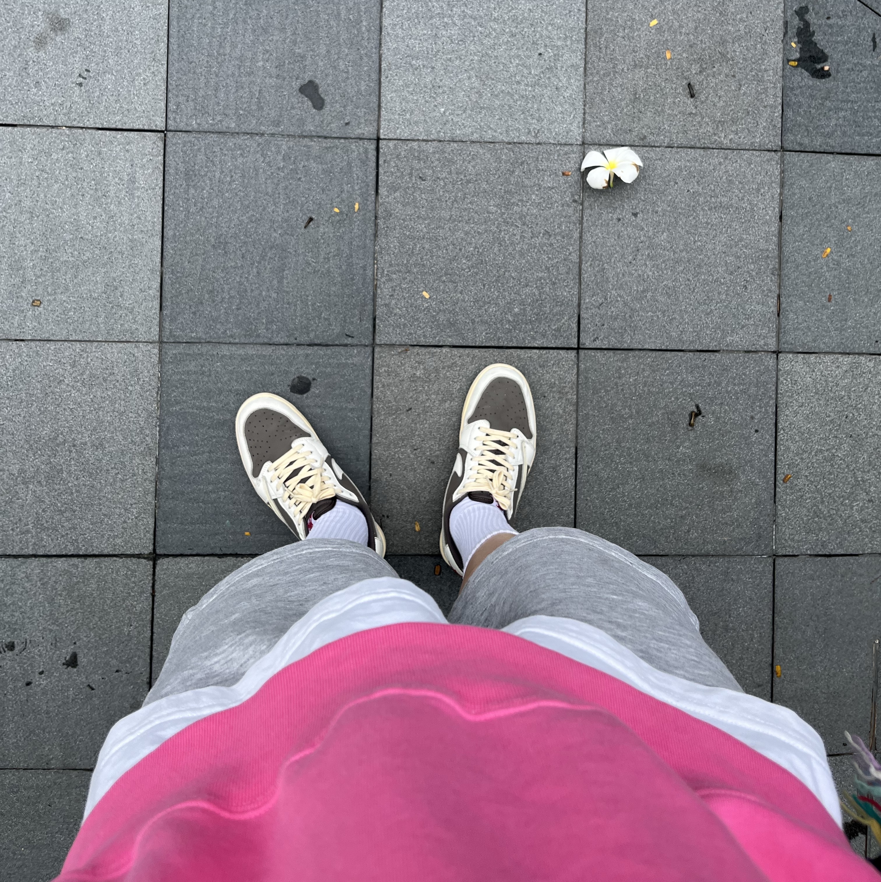 Jordan 1 x Travis Scott Retro Low OG SP Sail and Ridgerock, Nike x Stussy NRG Washed Fleece Crewneck Lotus PInk 착용 스타일