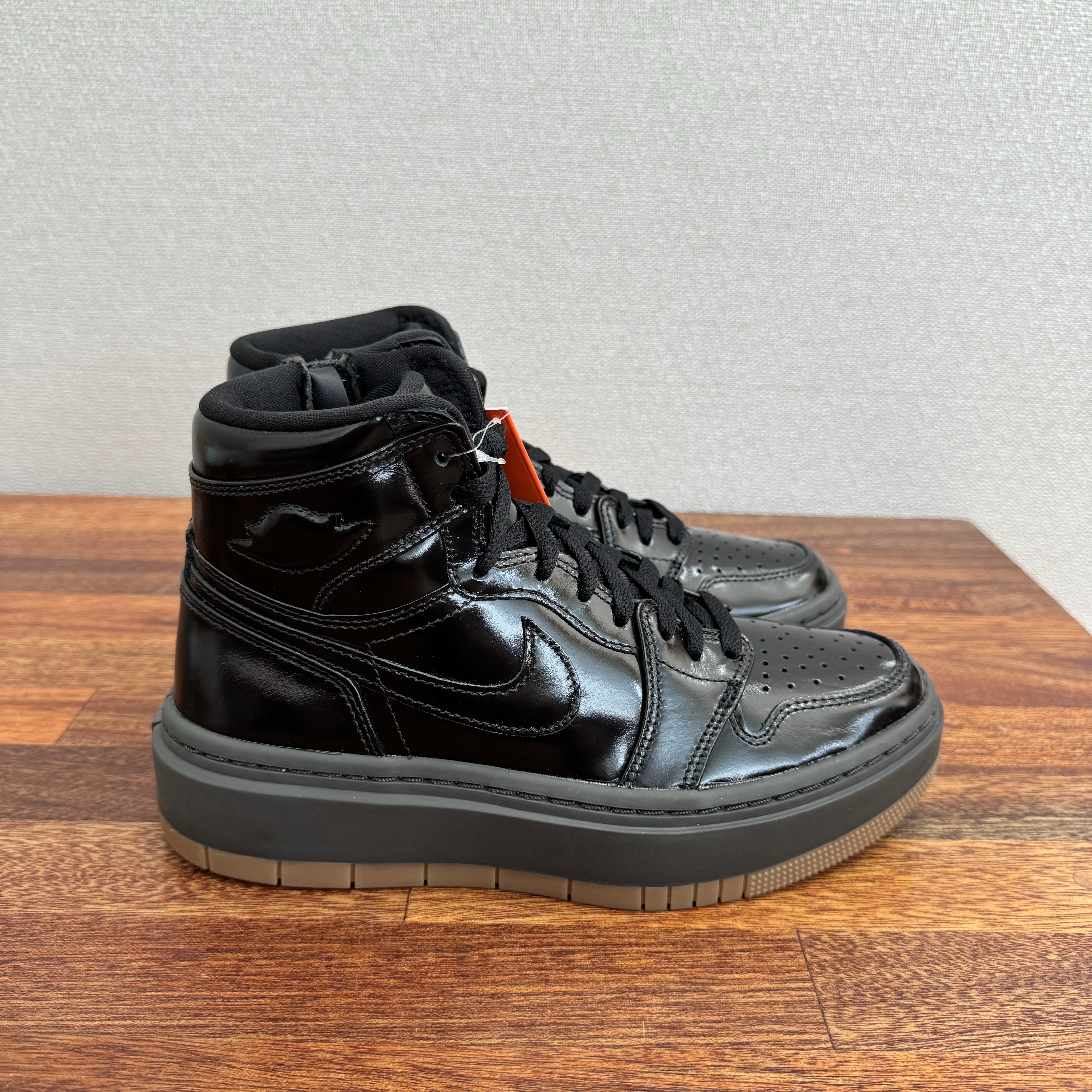 (W) Jordan 1 Elevate High SE Black Medium Ash 착용 스타일 - 2