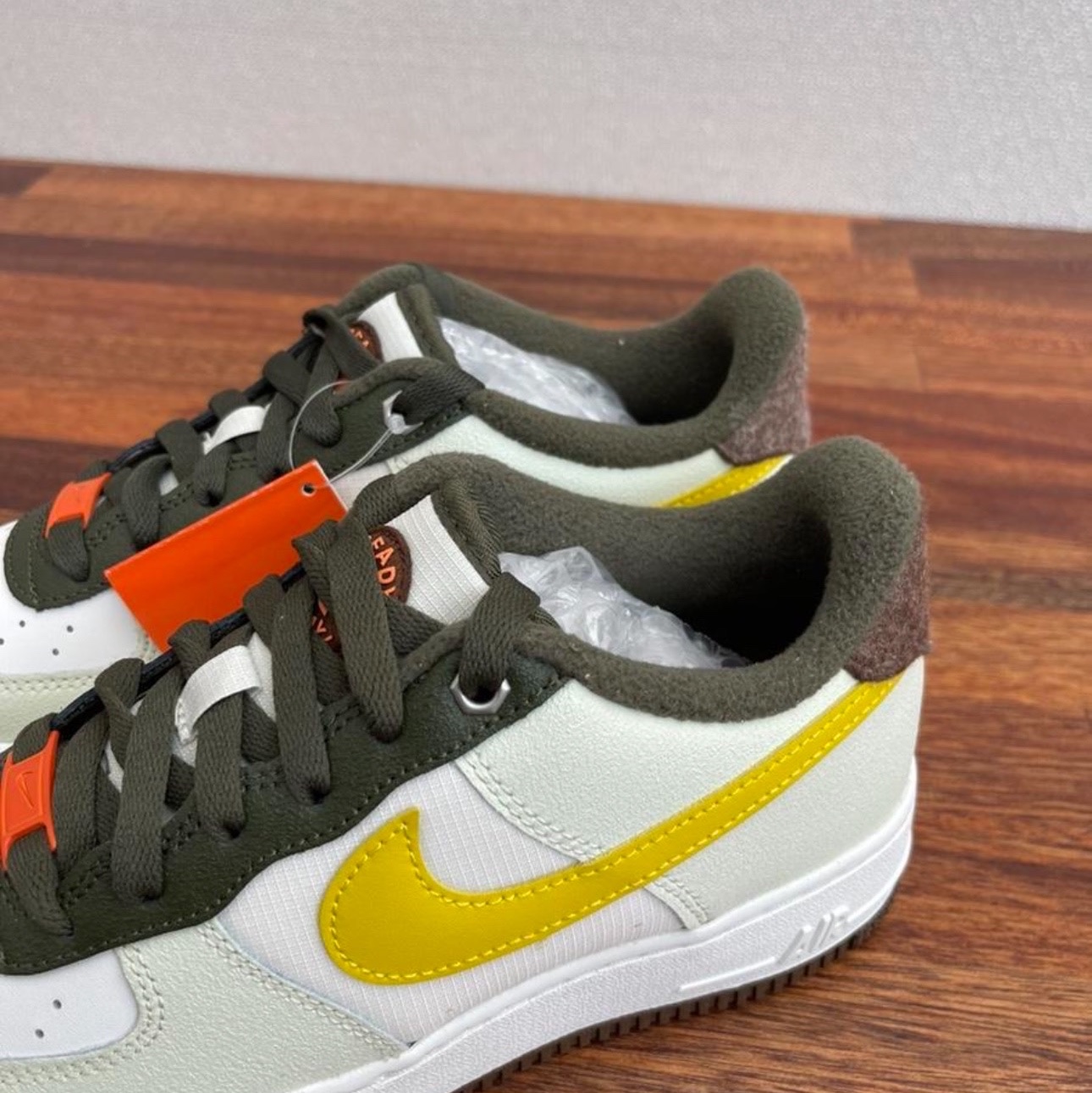 (GS) Nike Air Force 1 LV8 Summit White Vivid Sulfur 착용 스타일 - 3