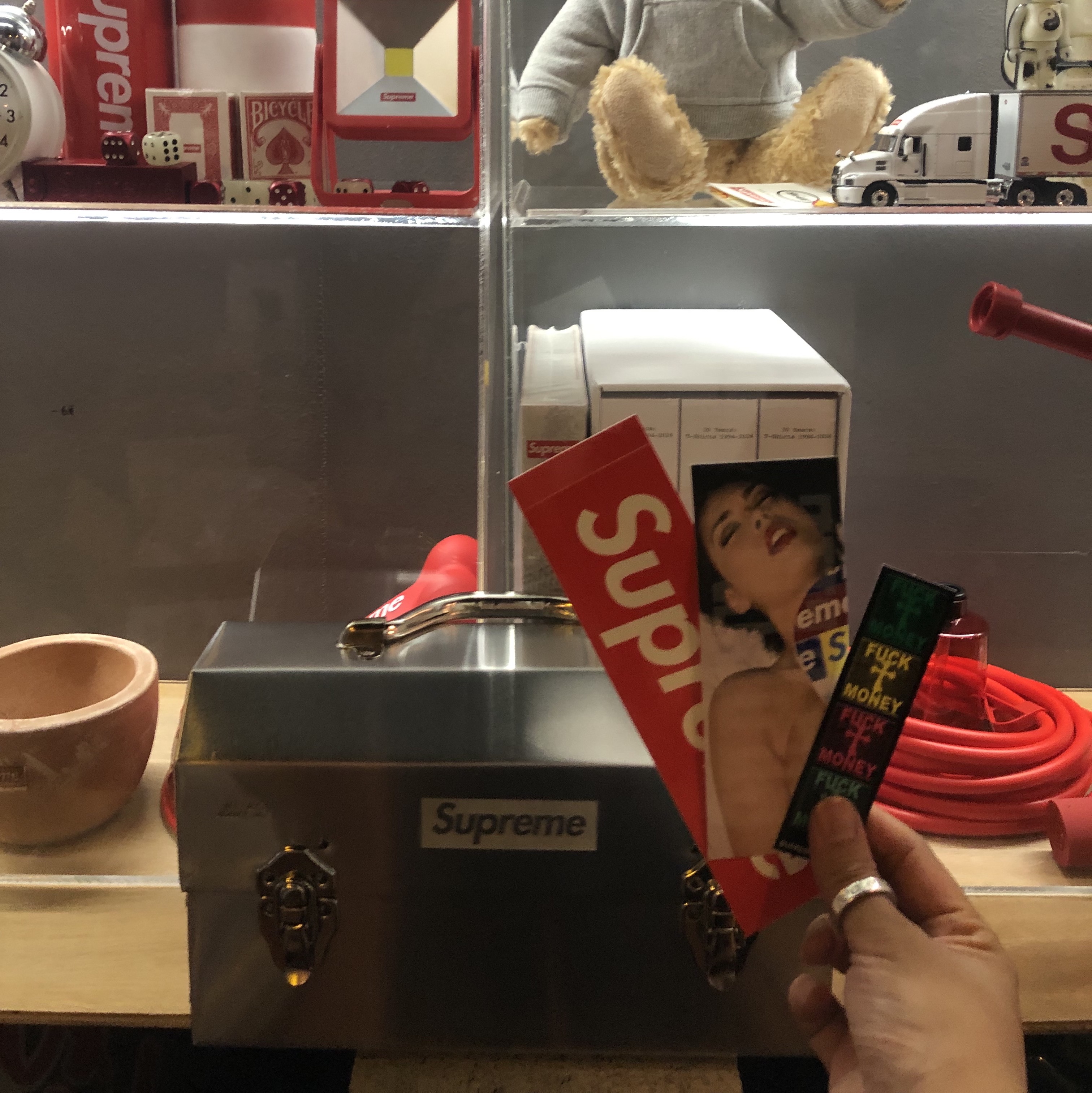 Supreme x L. May MFG Inc. Miner's Lunchbox Silver - 24FW 착용 스타일 - 1