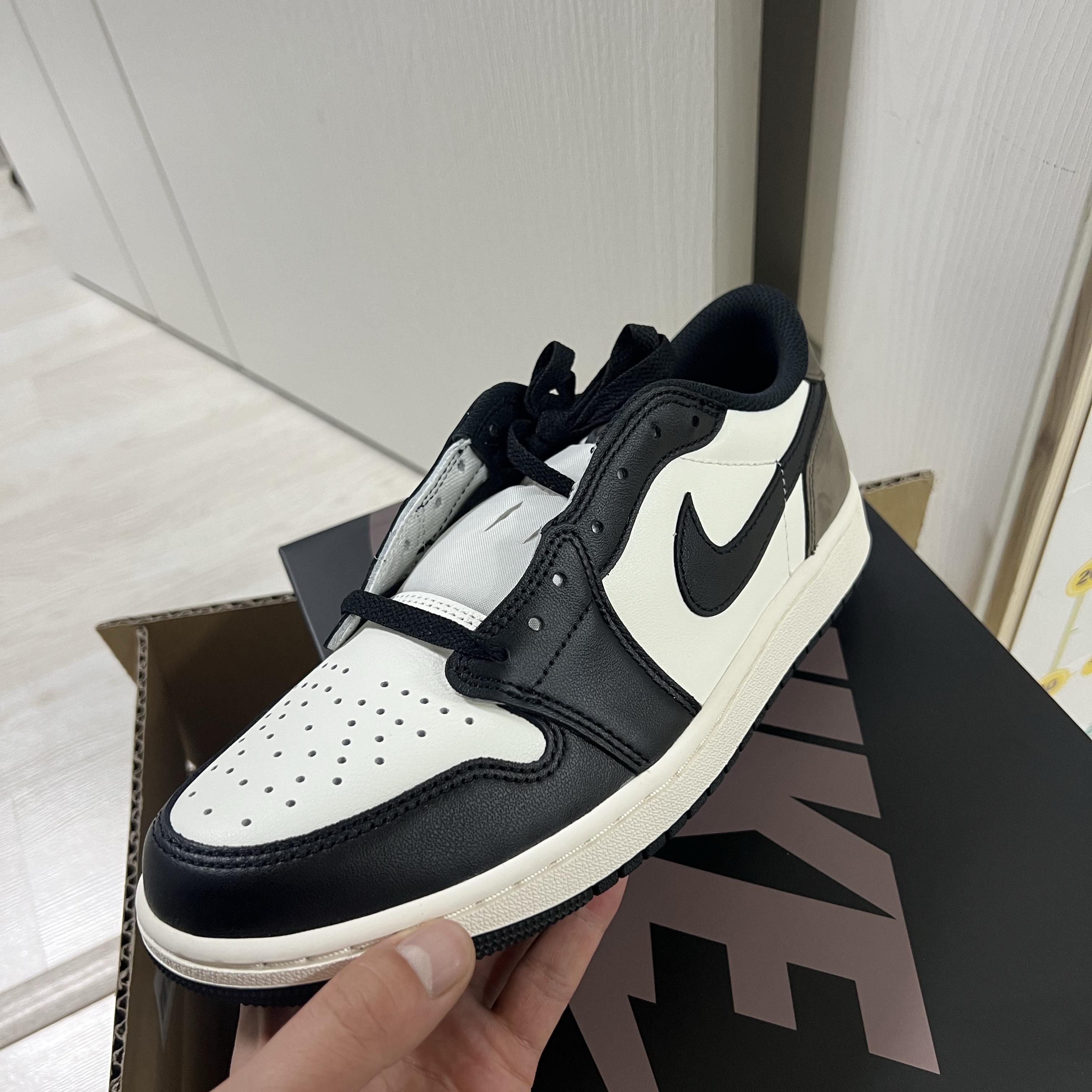 Jordan 1 Retro Low OG Mocha 착용 스타일 - 1