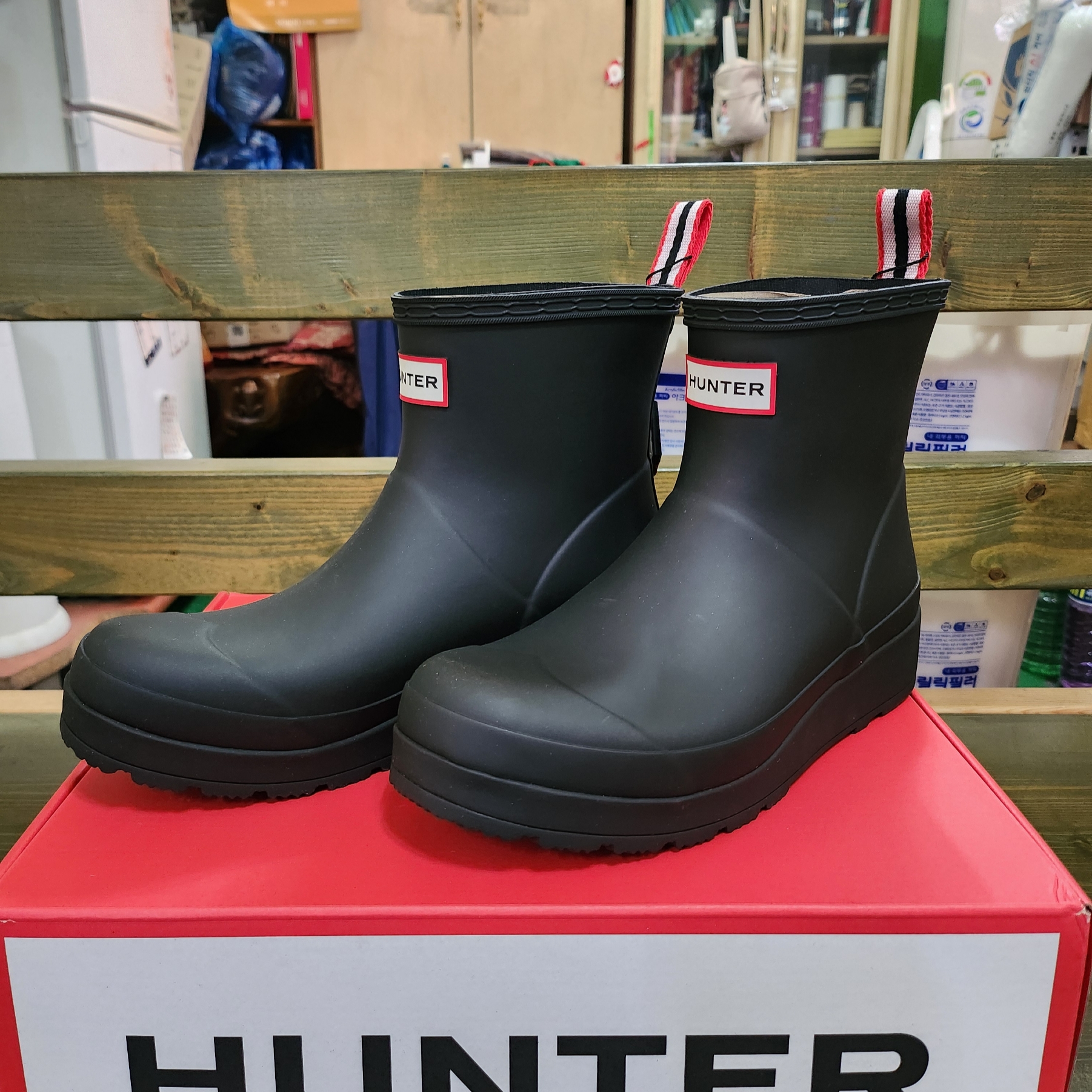 (W) Hunter Play Short Rain Boots Black 착용 스타일