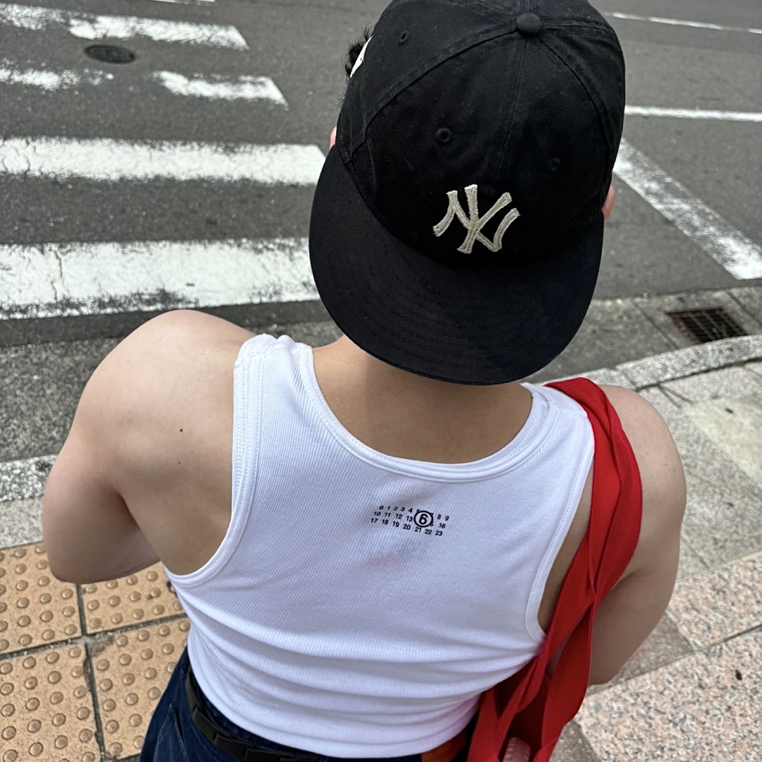 Supreme x MM6 Maison Margiela Hanes Tagless Tank Top White (1 Pack) - 24SS, Thisisneverthat x New Era x MLB New York Yankees 59Fifty Retro Crown Cap Black 착용 스타일 - 2