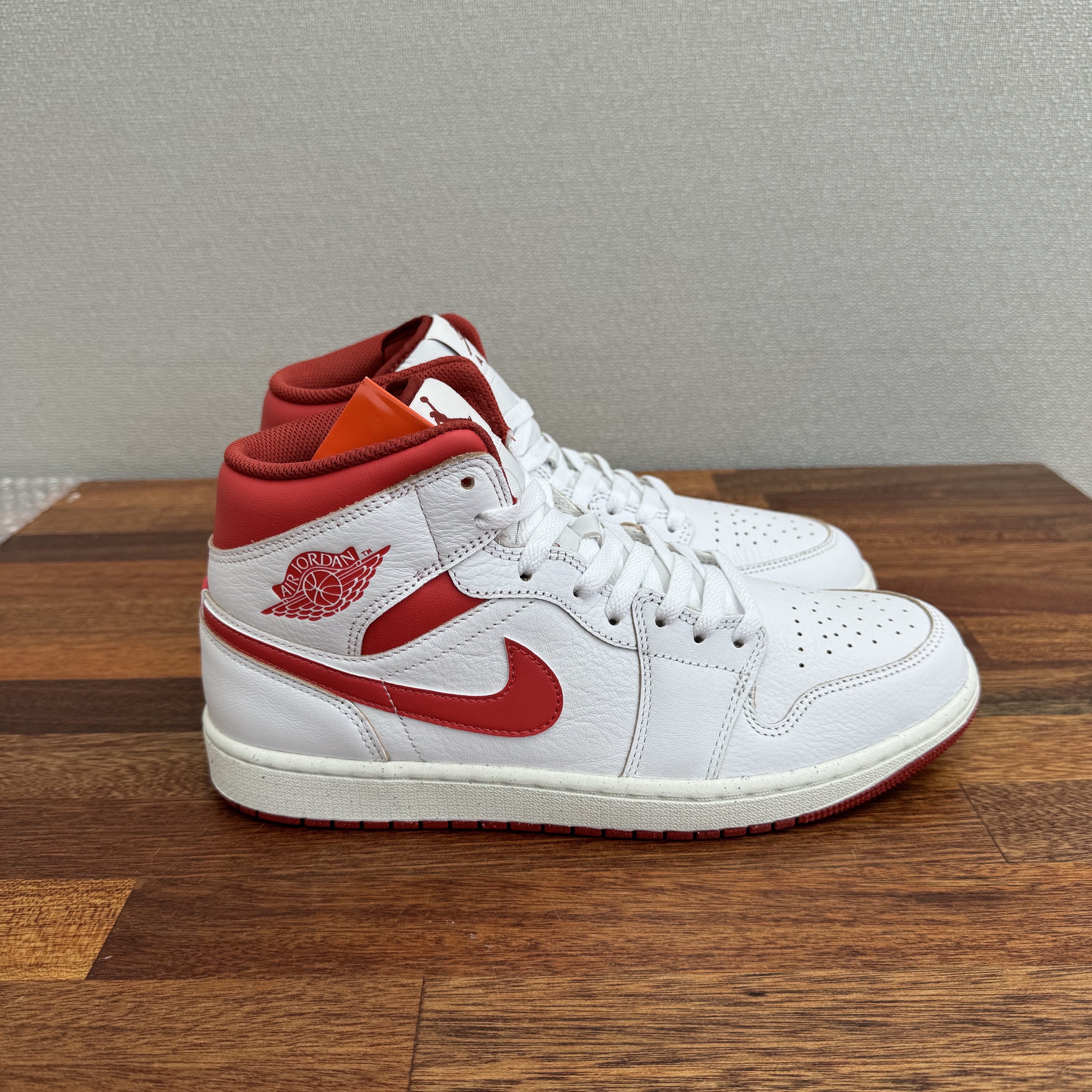 Jordan 1 Mid SE White Dune Red 착용 스타일 - 2