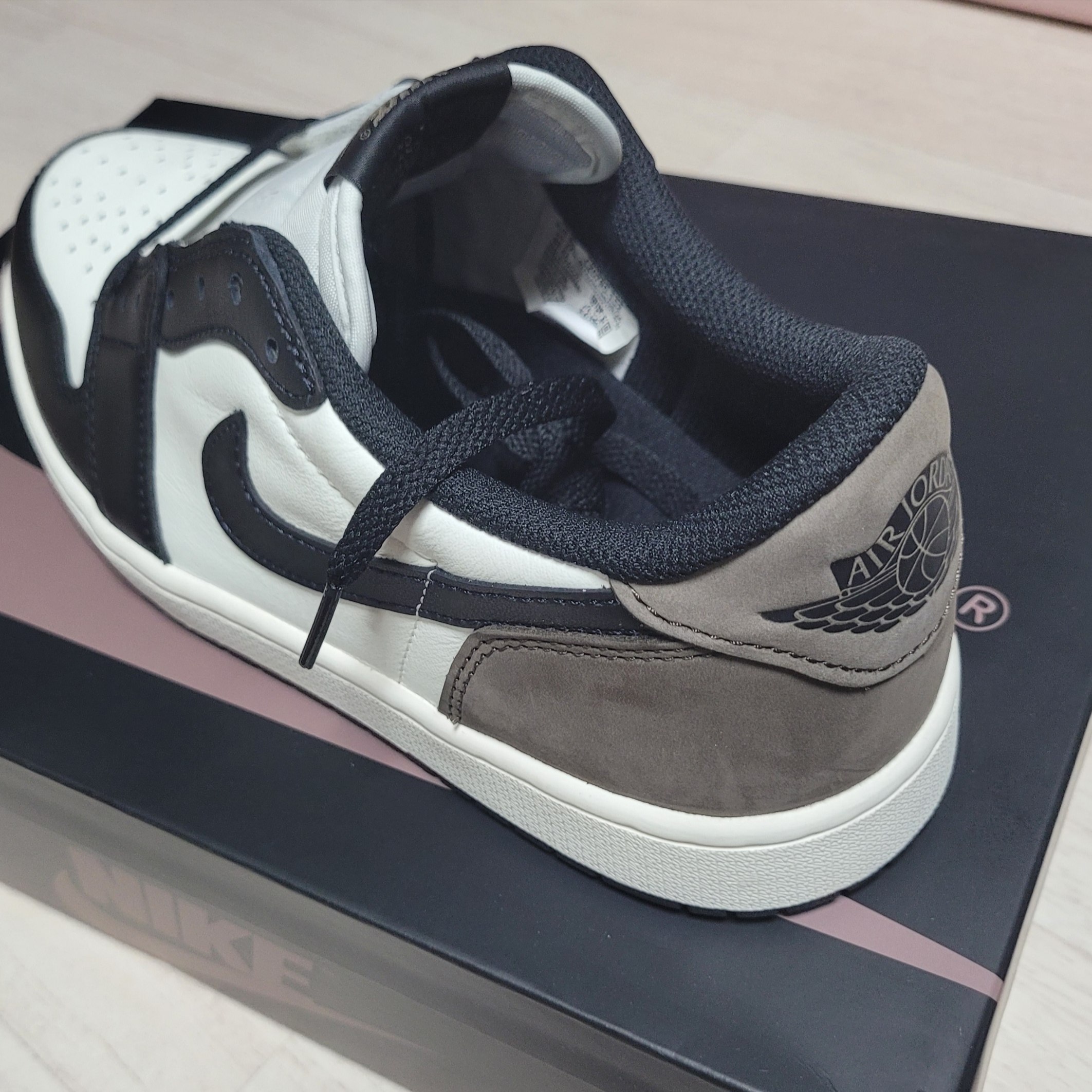 Jordan 1 Retro Low OG Mocha 착용 스타일